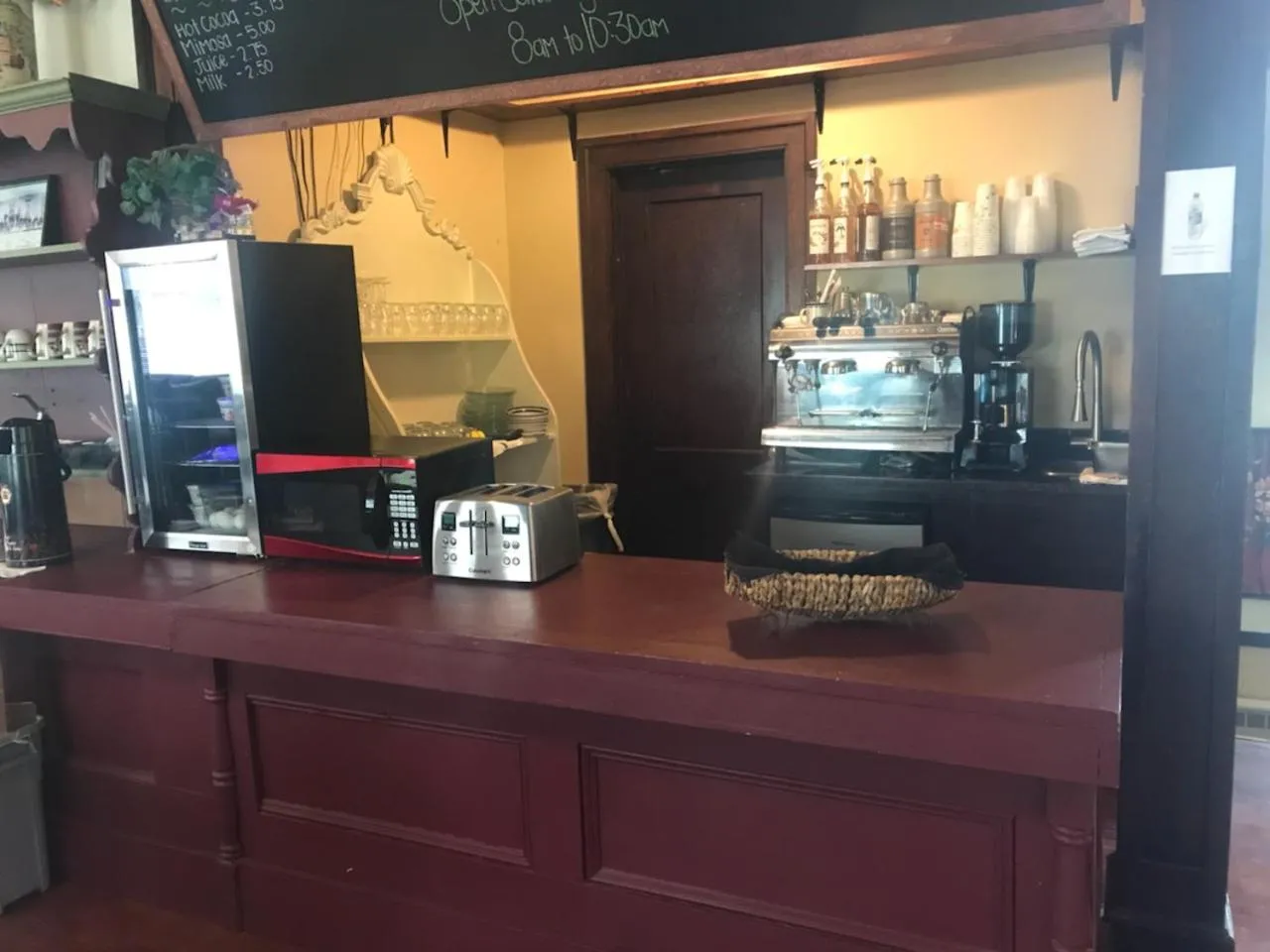 Communal lounge/ TV room in Riverside Hot Springs Inn & Spa - Adults Only