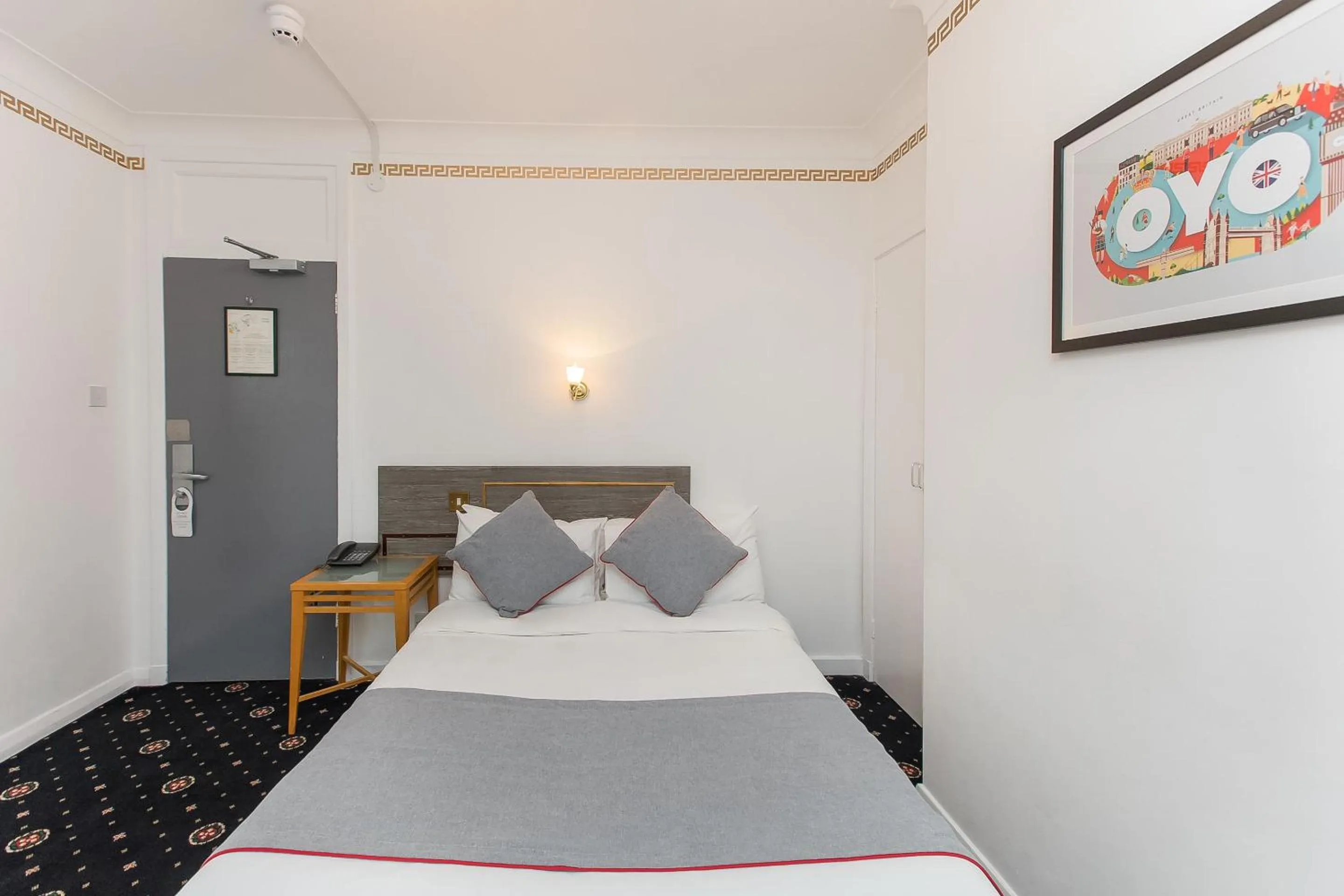 Bedroom, Bed in OYO Stade Court Hotel