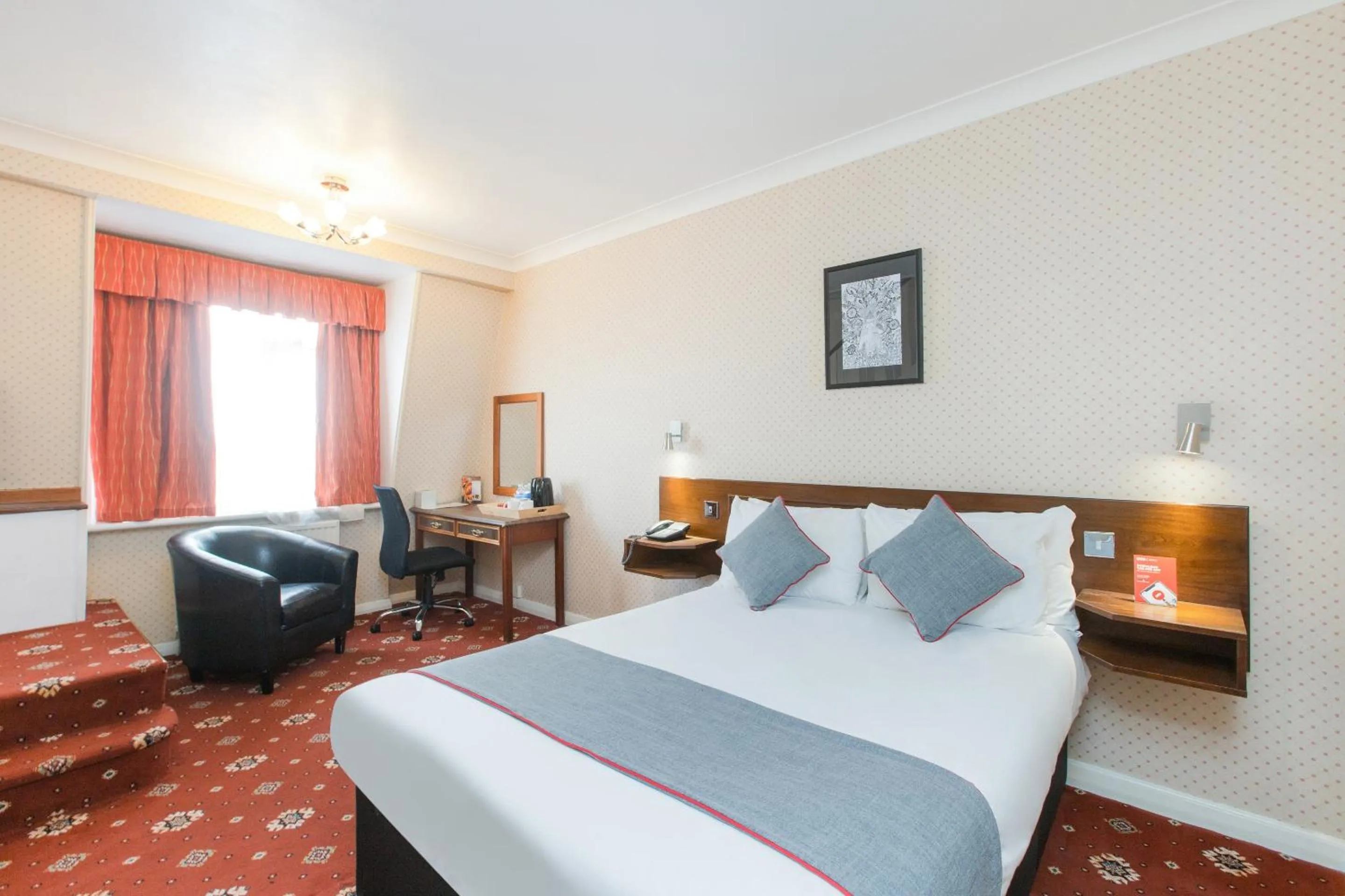 Bedroom, Bed in OYO Stade Court Hotel