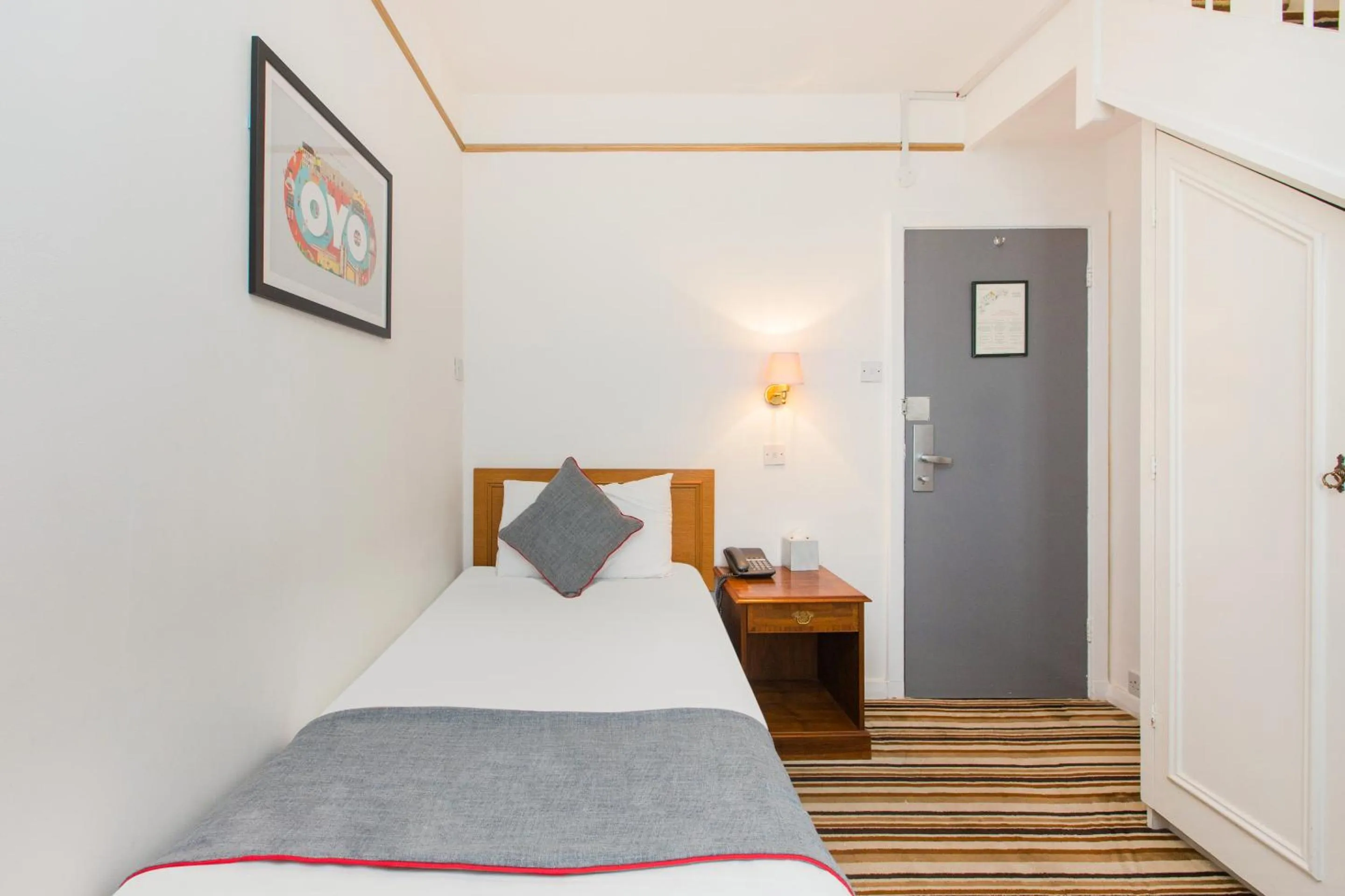 Bedroom, Bed in OYO Stade Court Hotel