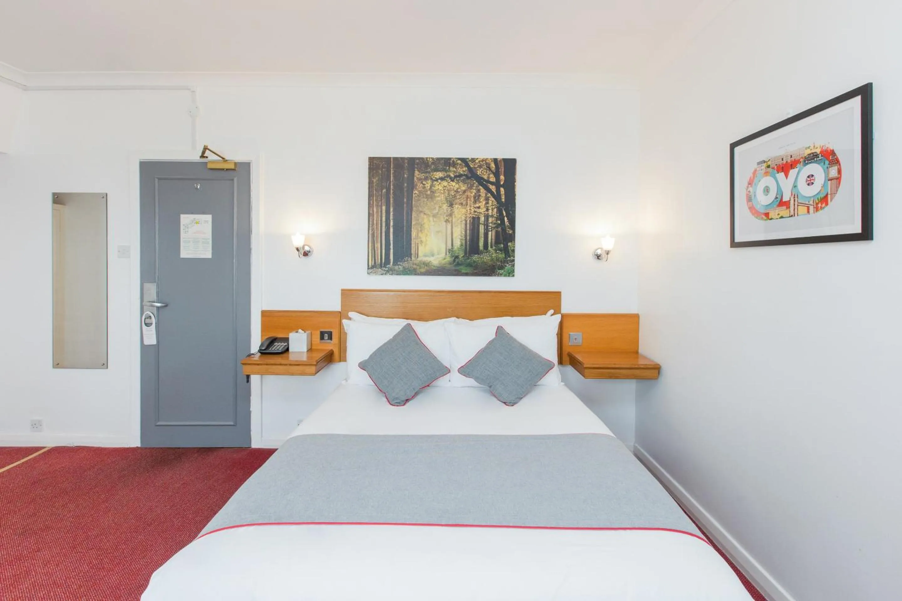 Bedroom, Bed in OYO Stade Court Hotel