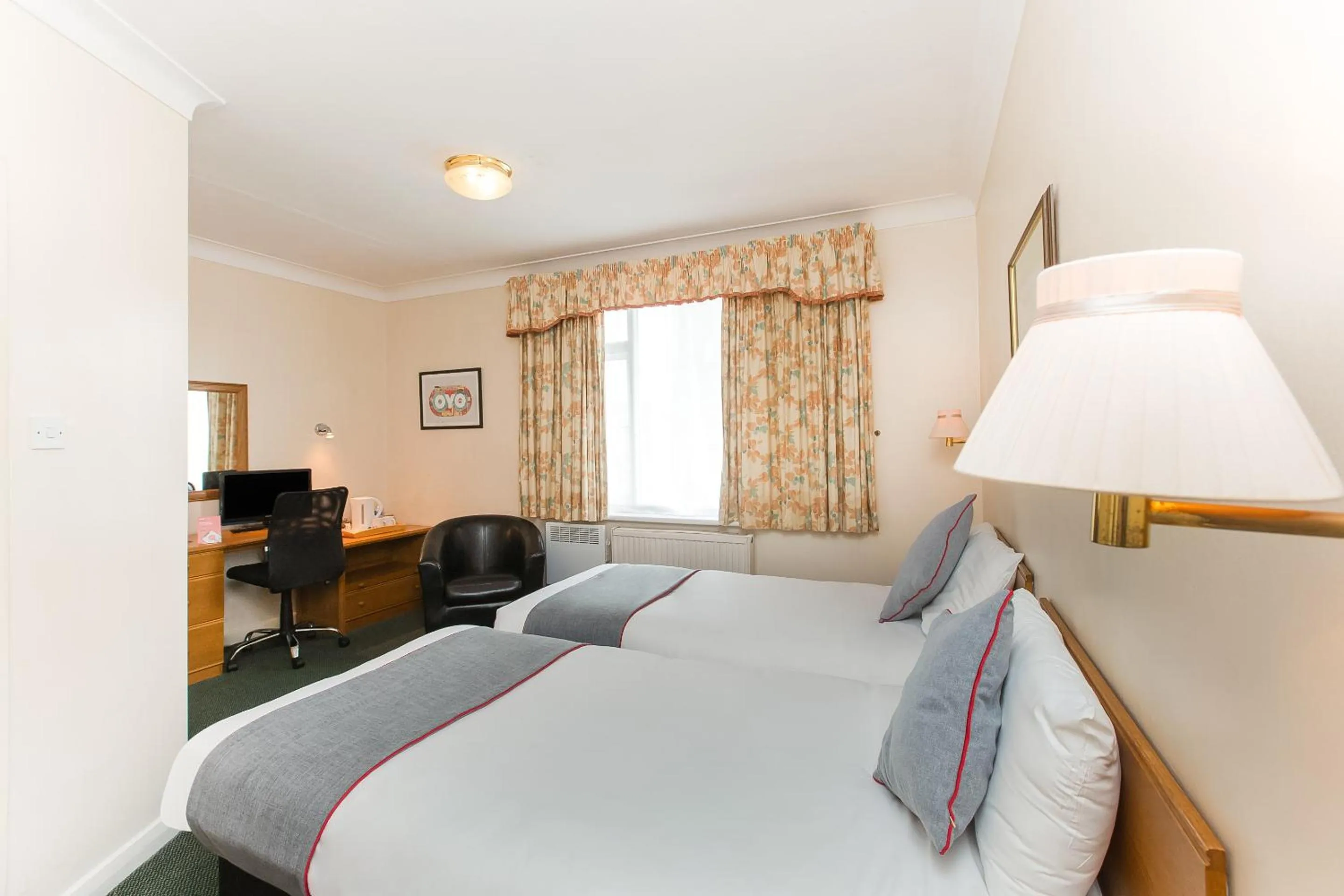 Bedroom, Bed in OYO Stade Court Hotel