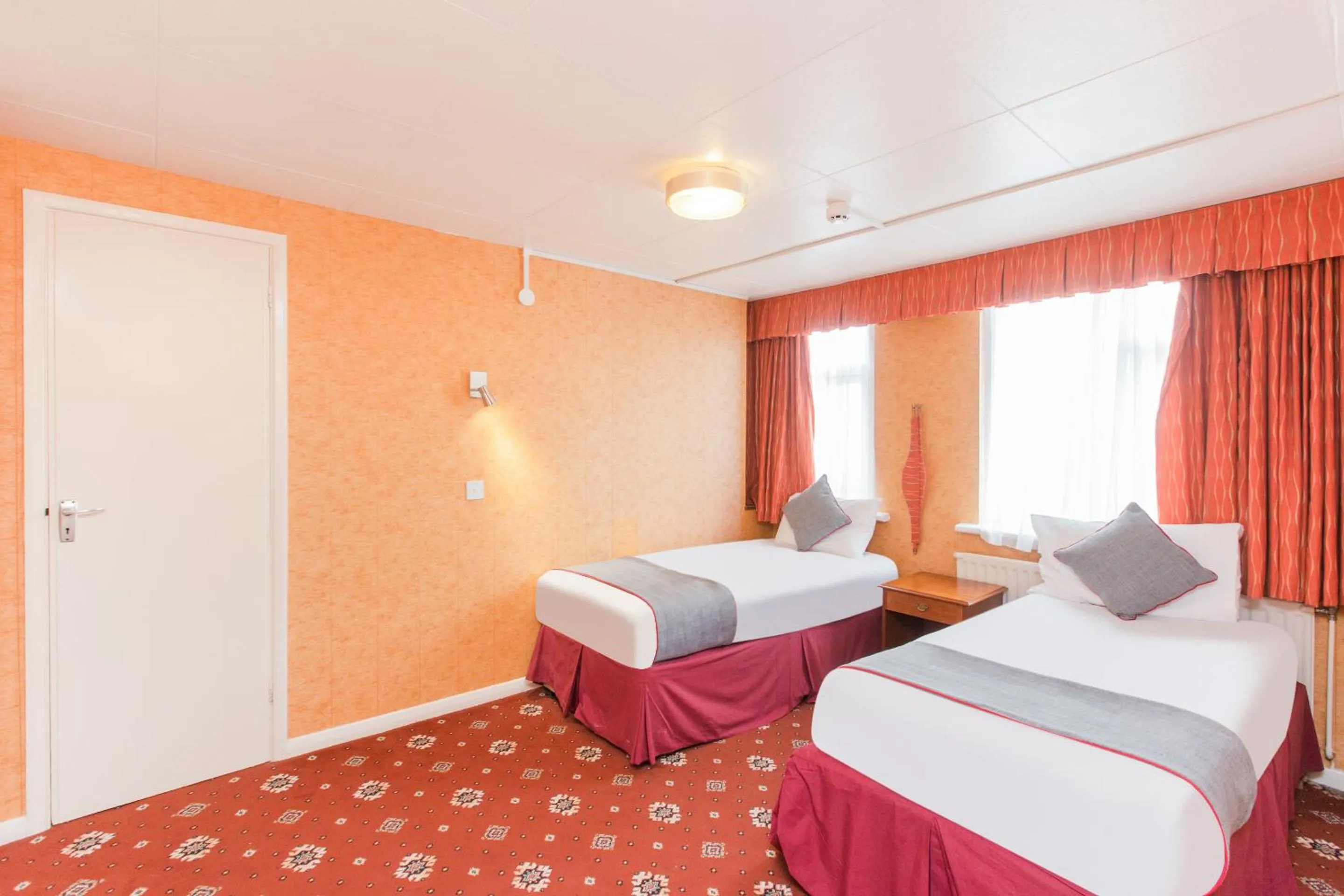 Bed in OYO Stade Court Hotel