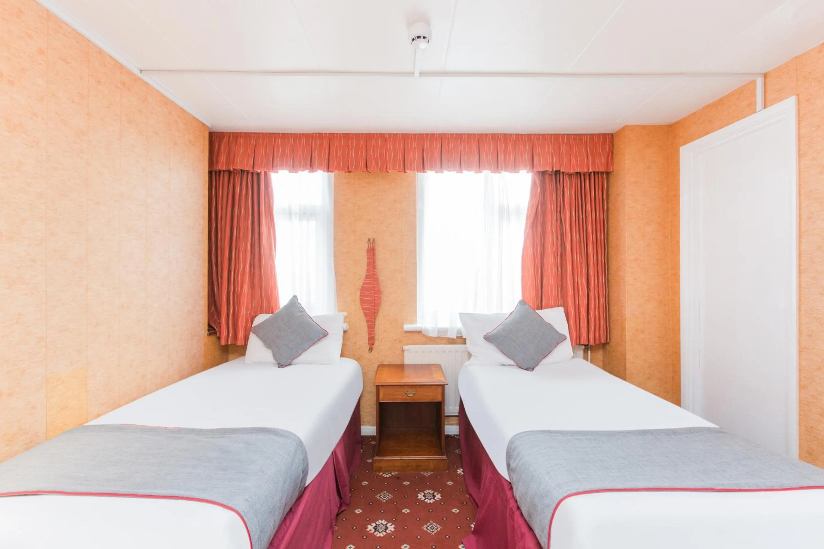 Bedroom, Bed in OYO Stade Court Hotel