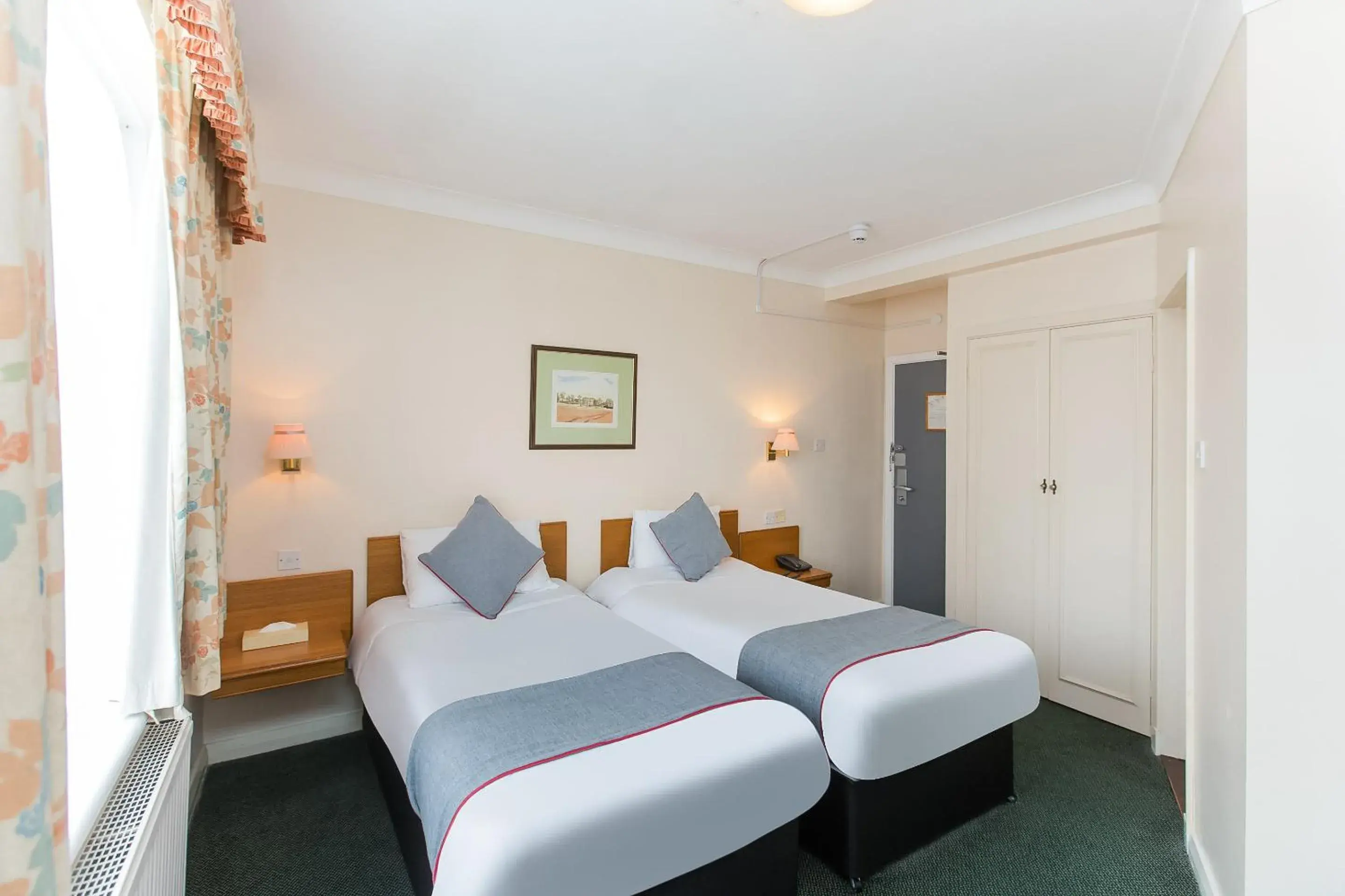 Standard Twin Room in OYO Stade Court Hotel Standard Twin Room in OYO Stade Court Hotel