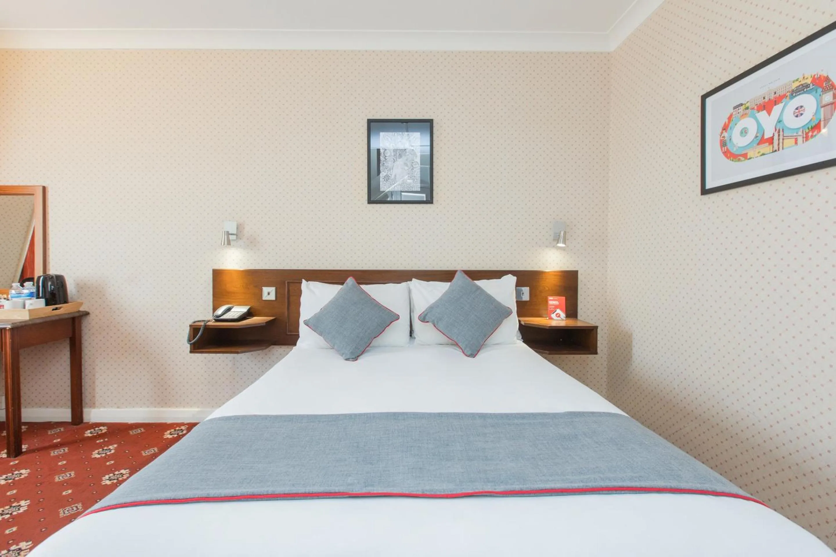 Bedroom, Bed in OYO Stade Court Hotel