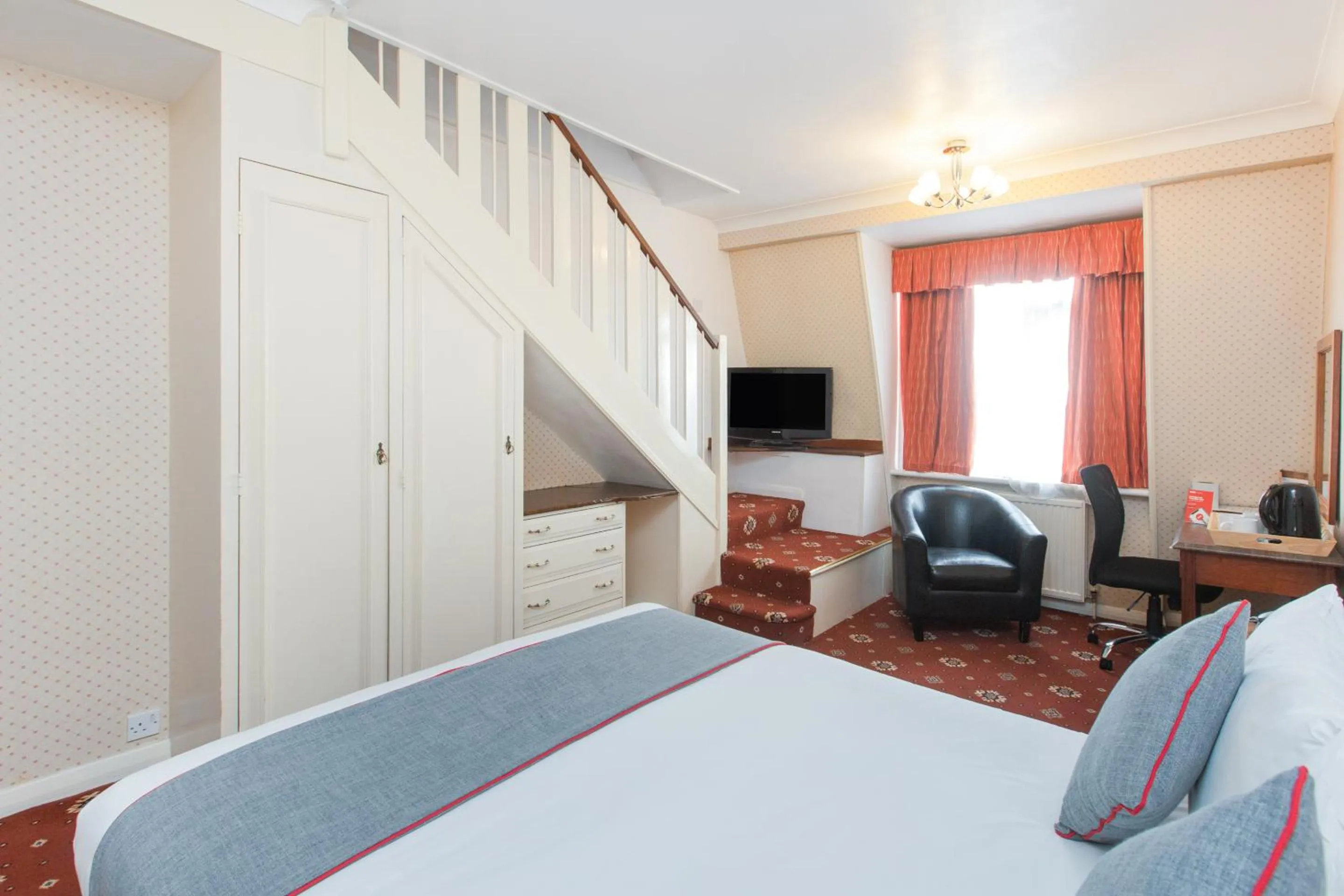 TV and multimedia, Bed in OYO Stade Court Hotel