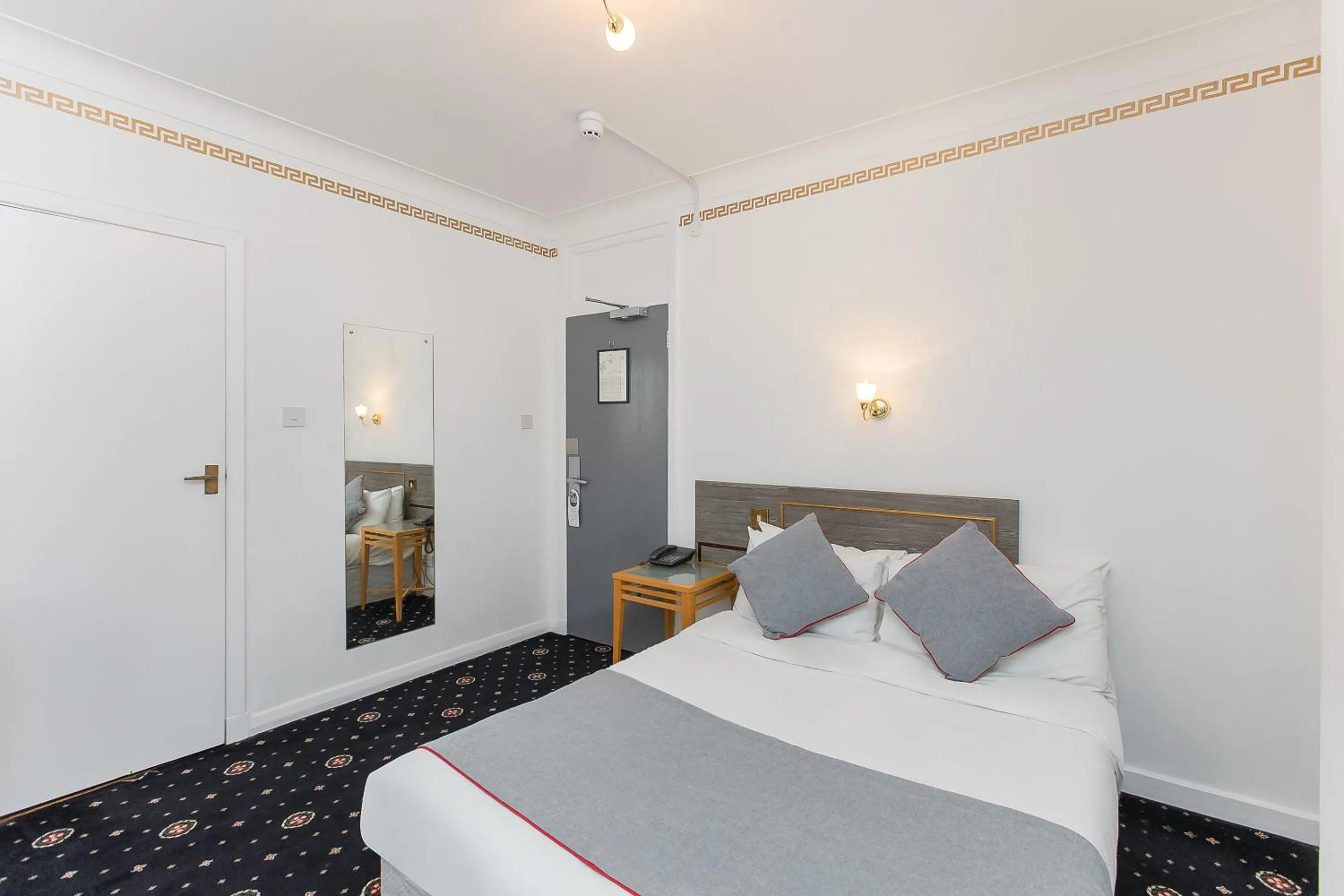 Bed in OYO Stade Court Hotel