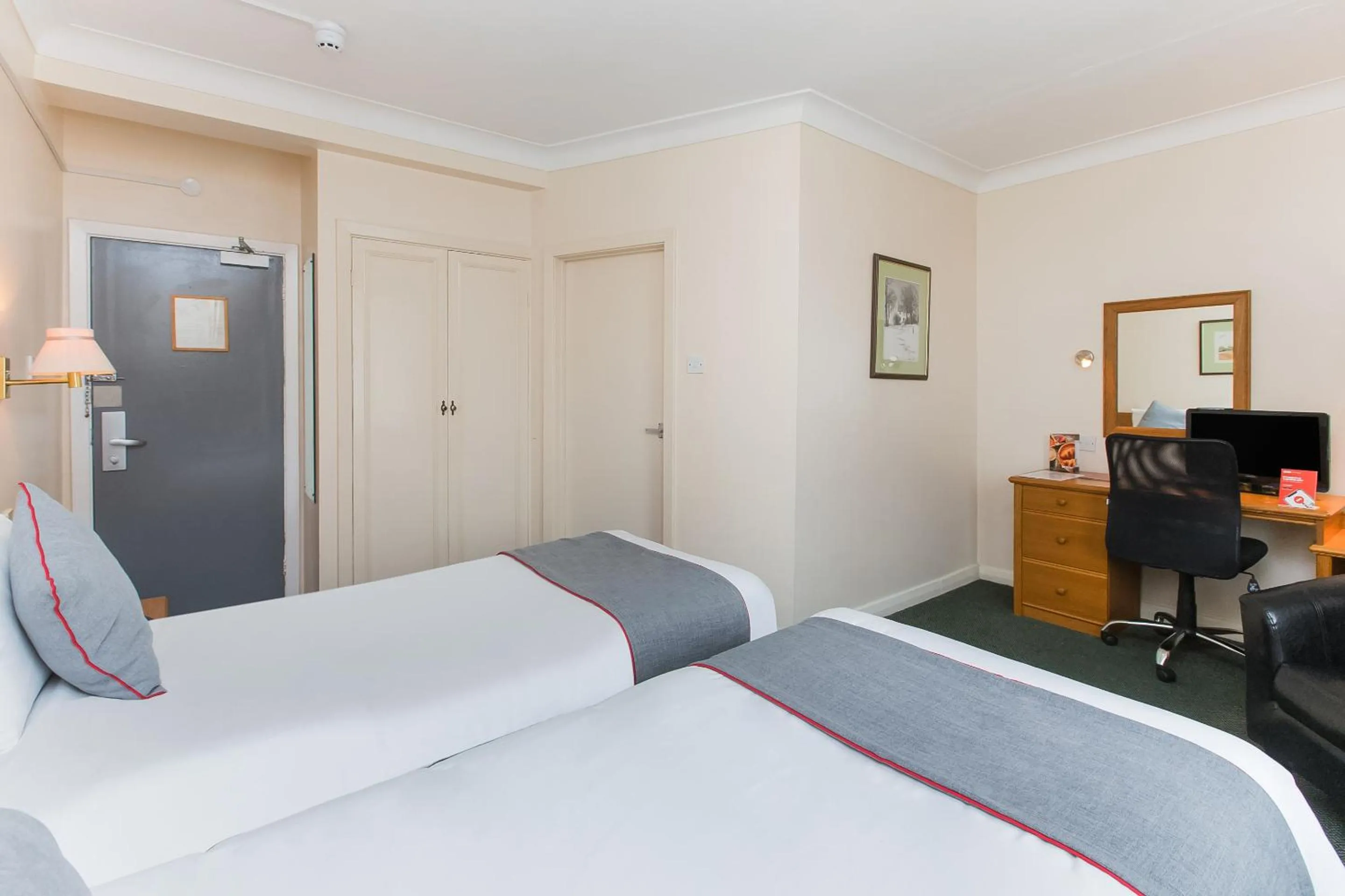 Bedroom, Bed in OYO Stade Court Hotel