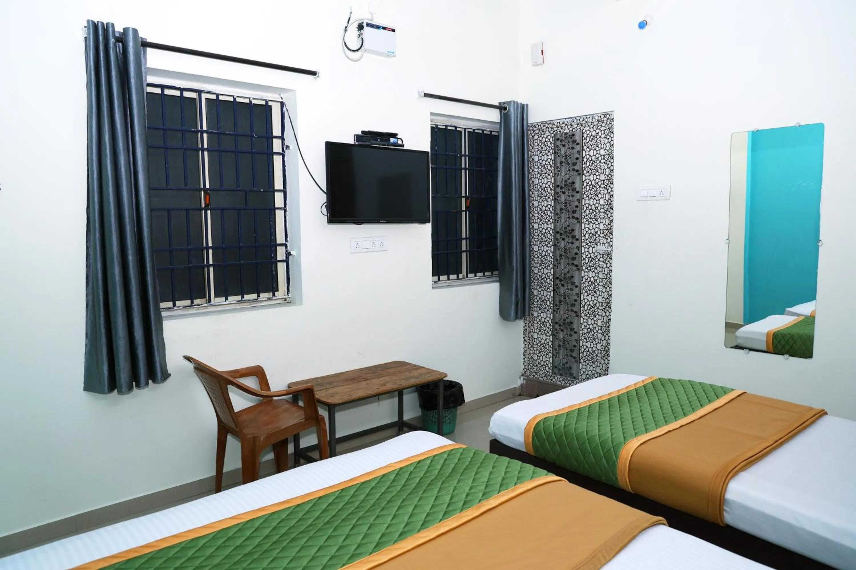 Photo of the whole room, Bed in Royal Green Accommodation Chennai Airport