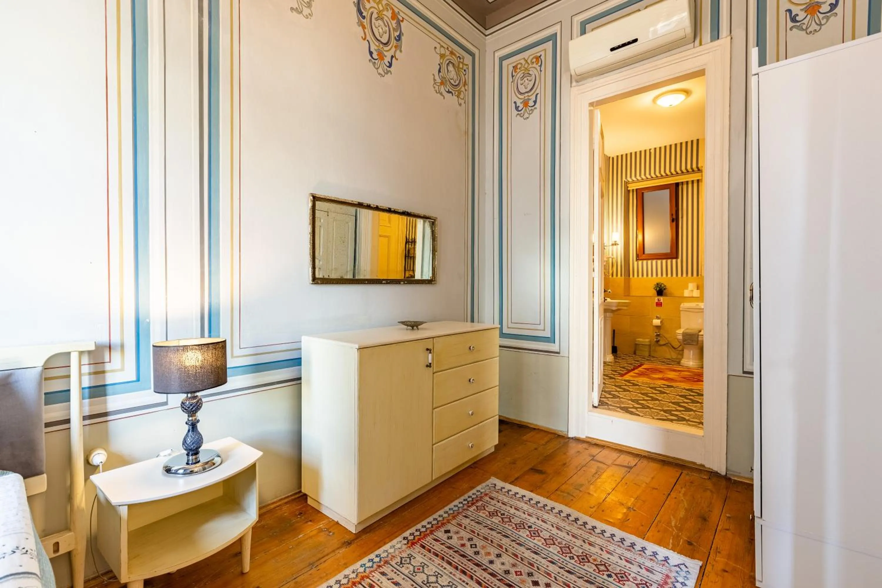 Bathroom, Bed in Ali Pasha Apartment