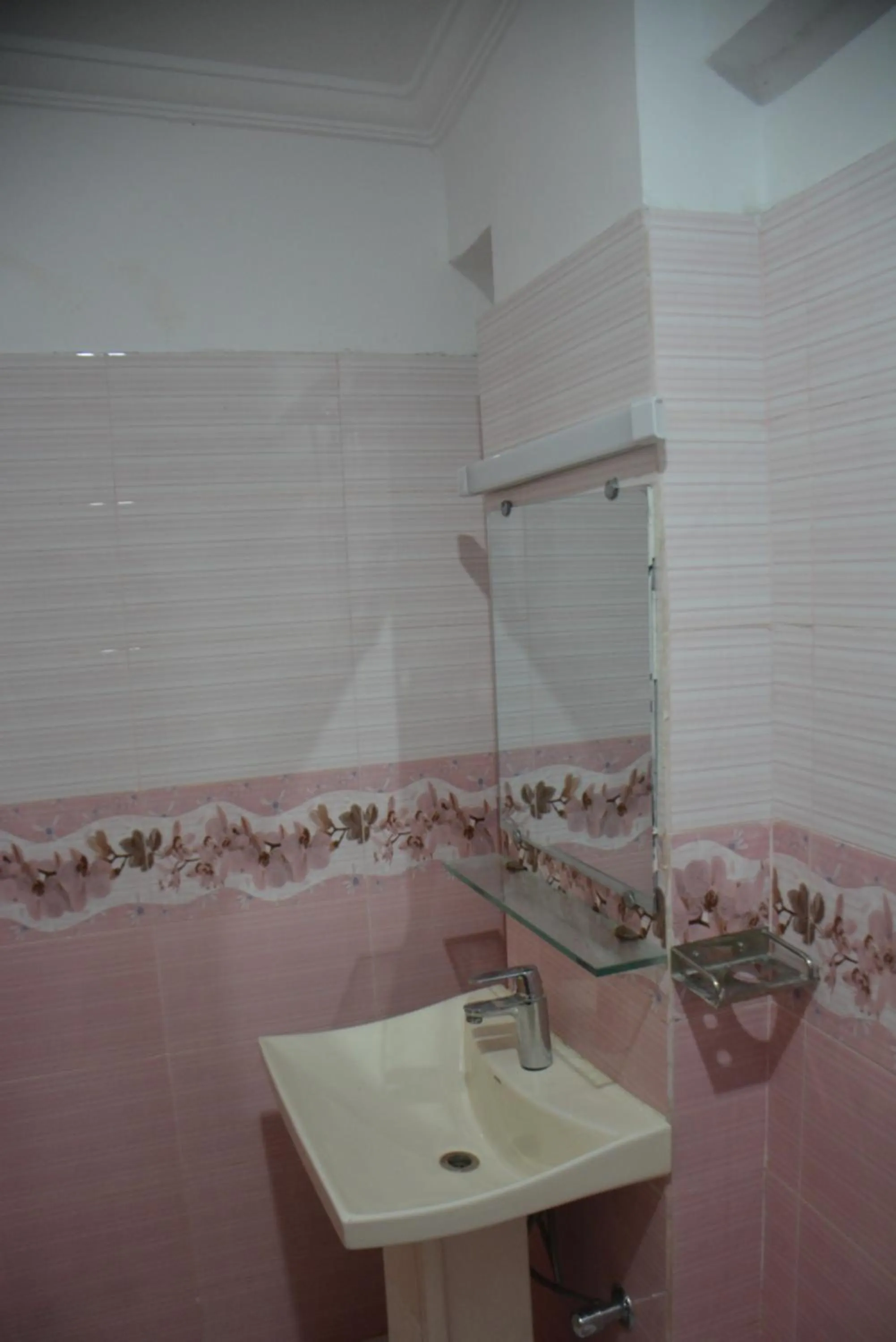 Shower in PC Green Hotel, Mahandri, Kaghan