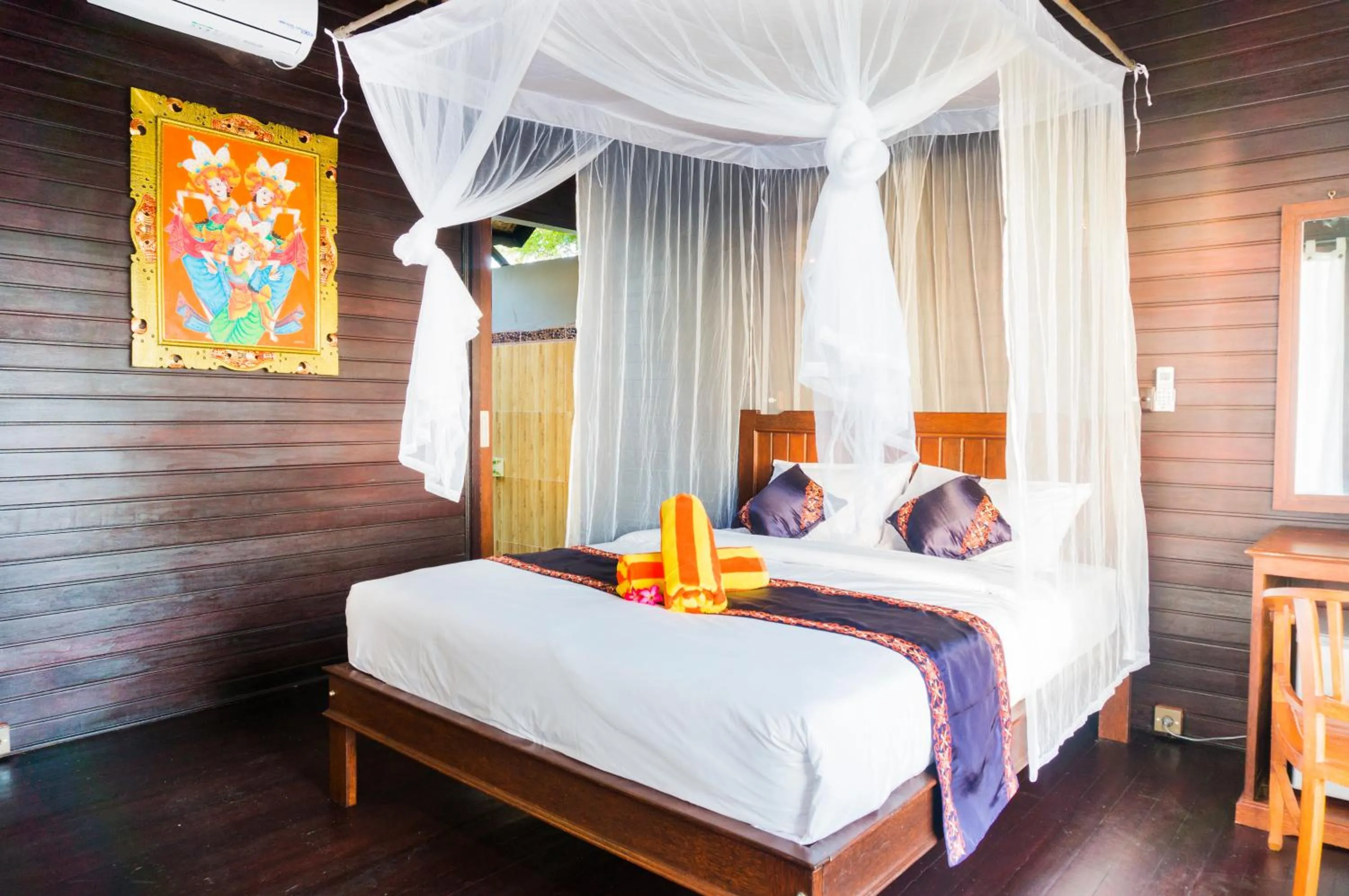 Photo of the whole room, Bed in Sunrise Ocean Hut's Lembongan