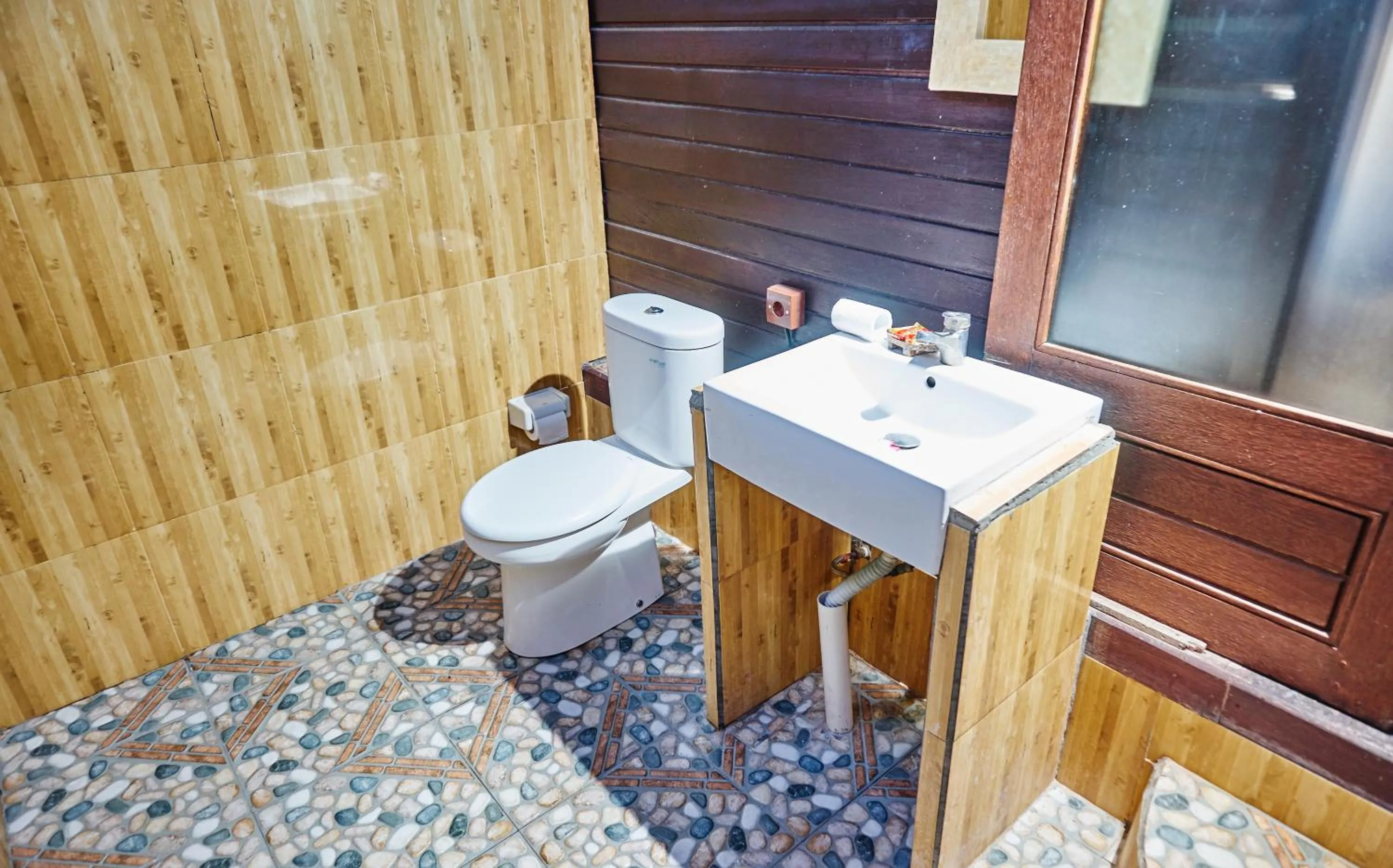 Toilet in Sunrise Ocean Hut's Lembongan