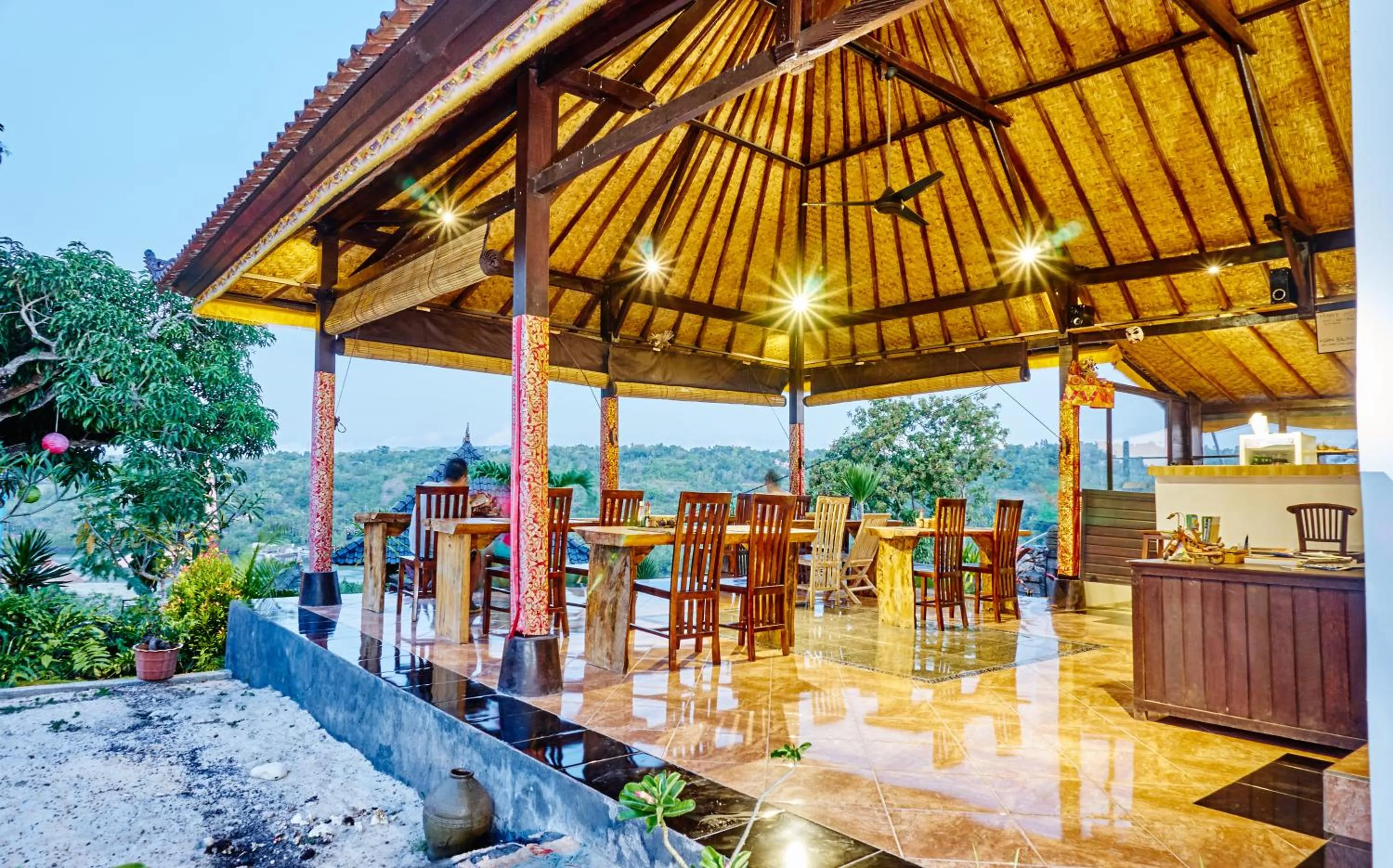 Restaurant/places to eat in Sunrise Ocean Hut's Lembongan