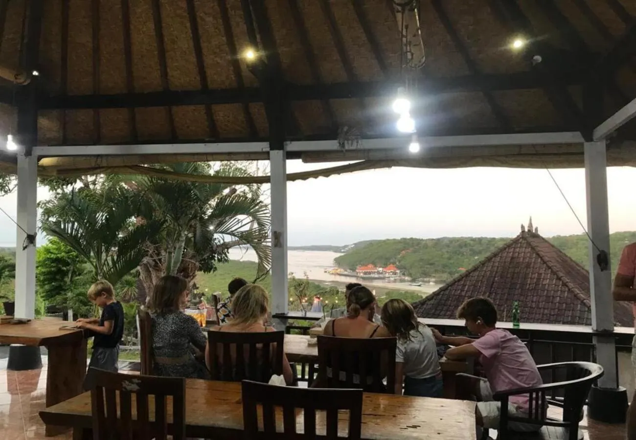 Restaurant/places to eat in Sunrise Ocean Hut's Lembongan