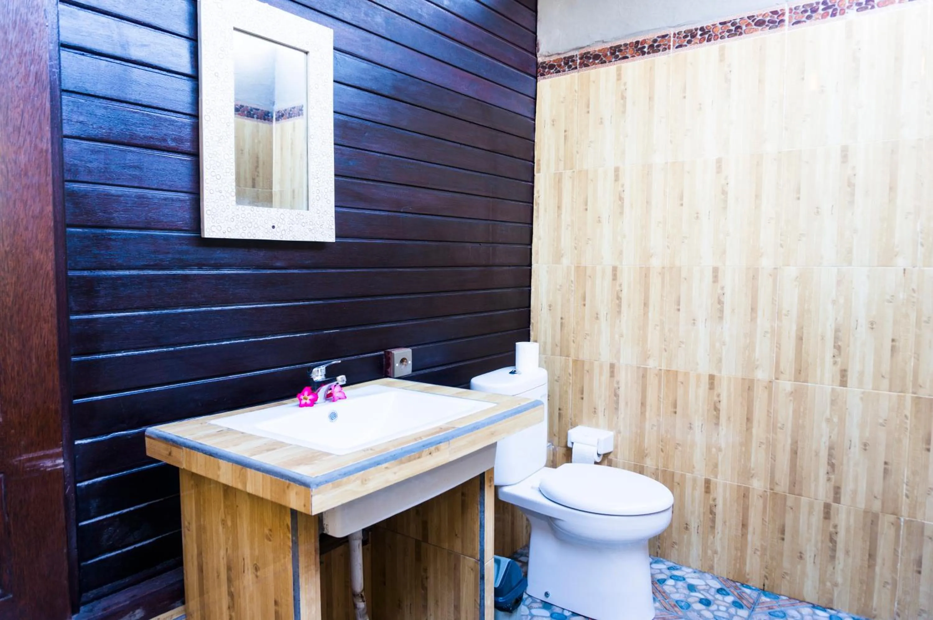 Toilet in Sunrise Ocean Hut's Lembongan