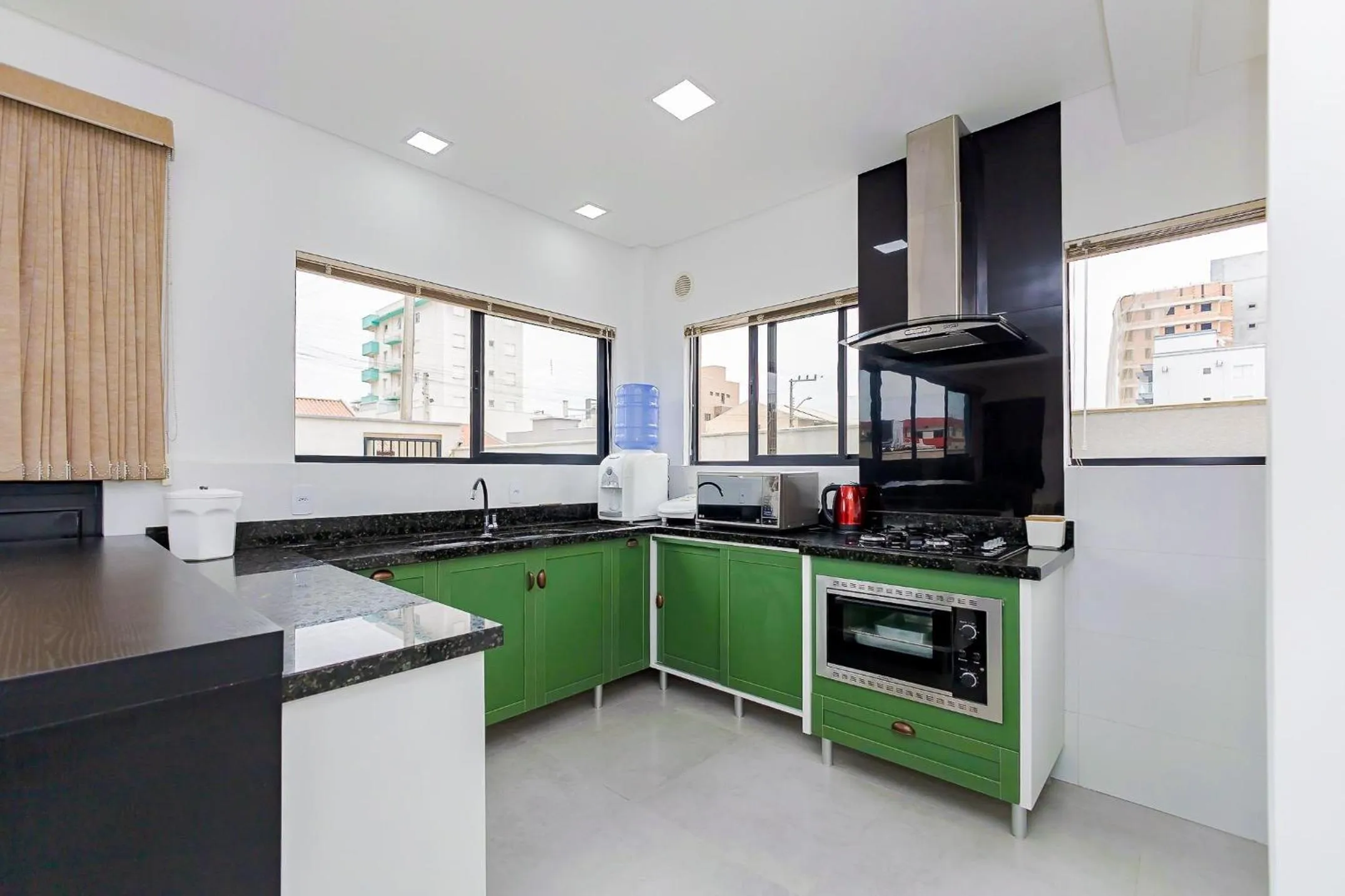 Kitchen or kitchenette in 150m da praia em um fantástico edifício em Balneário Piçarras