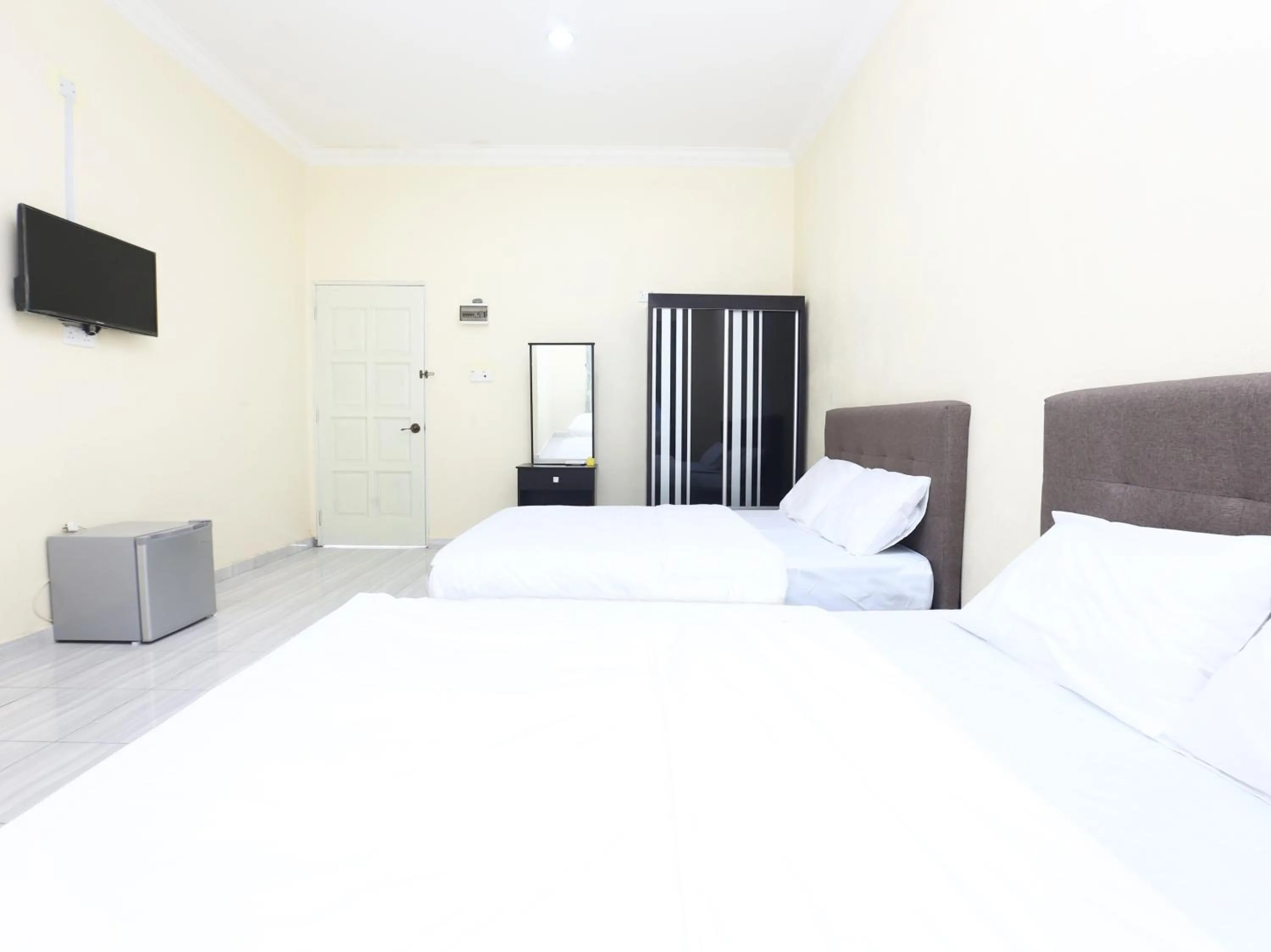 Communal lounge/ TV room, Bed in Aloha Chalet