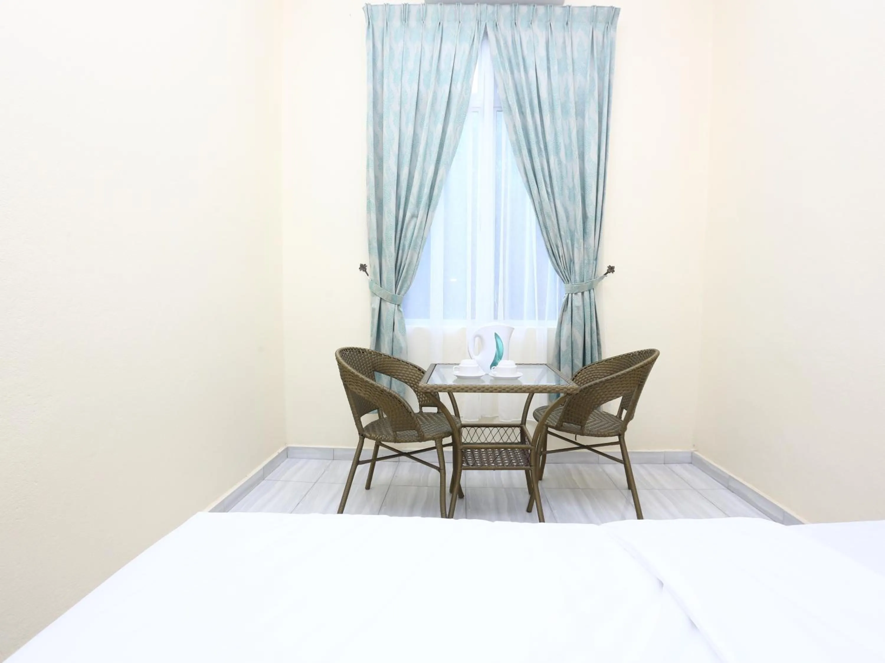 Seating area, Bed in Aloha Chalet