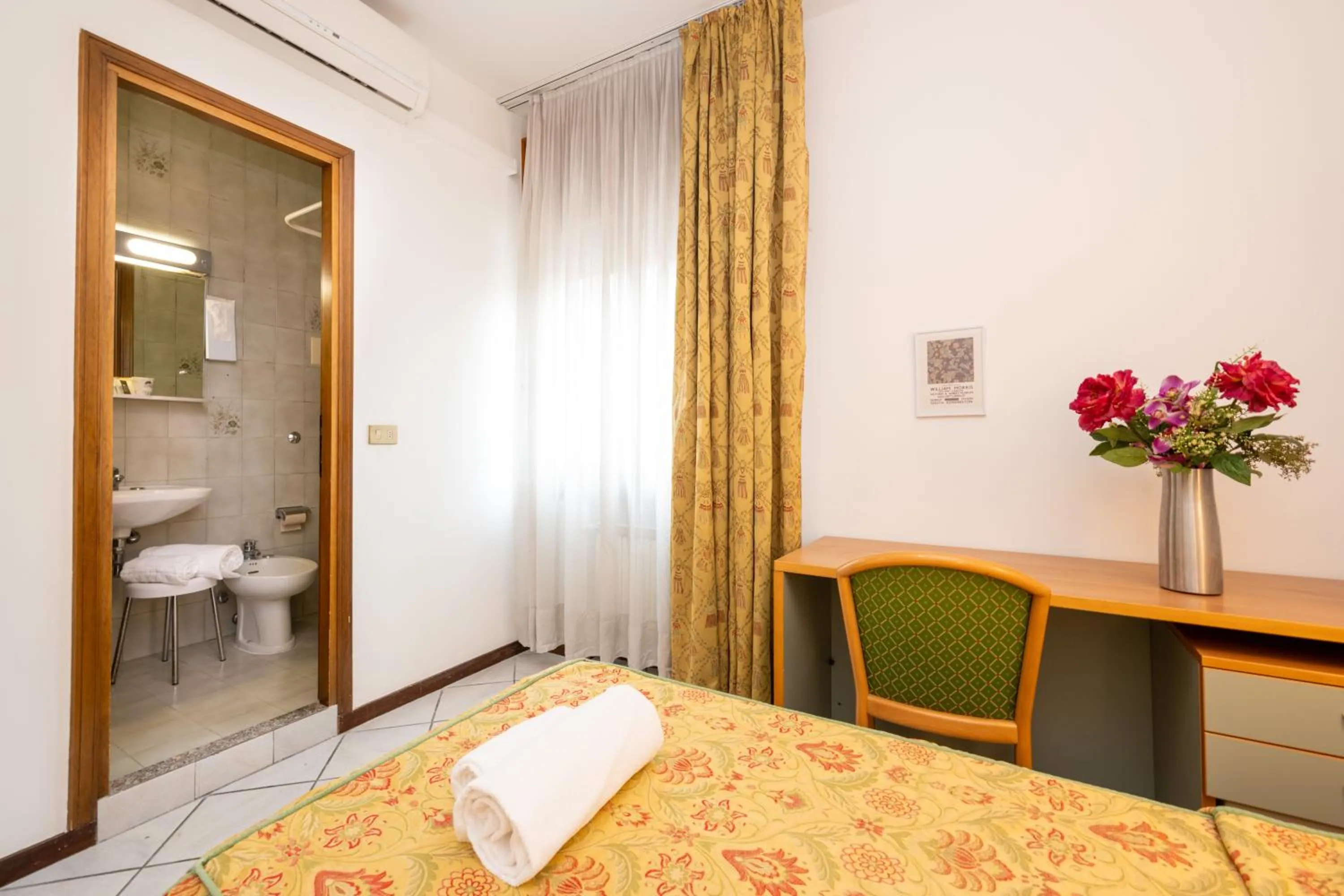 Shower, Bed in Camelia Rooms Venice Guesthouse