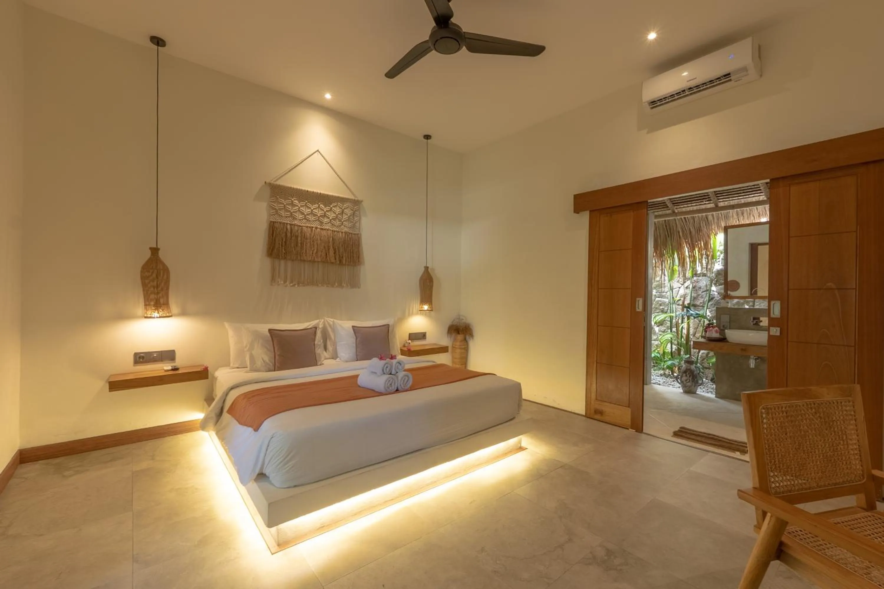 Photo of the whole room, Bed in Reset Lombok Hotel