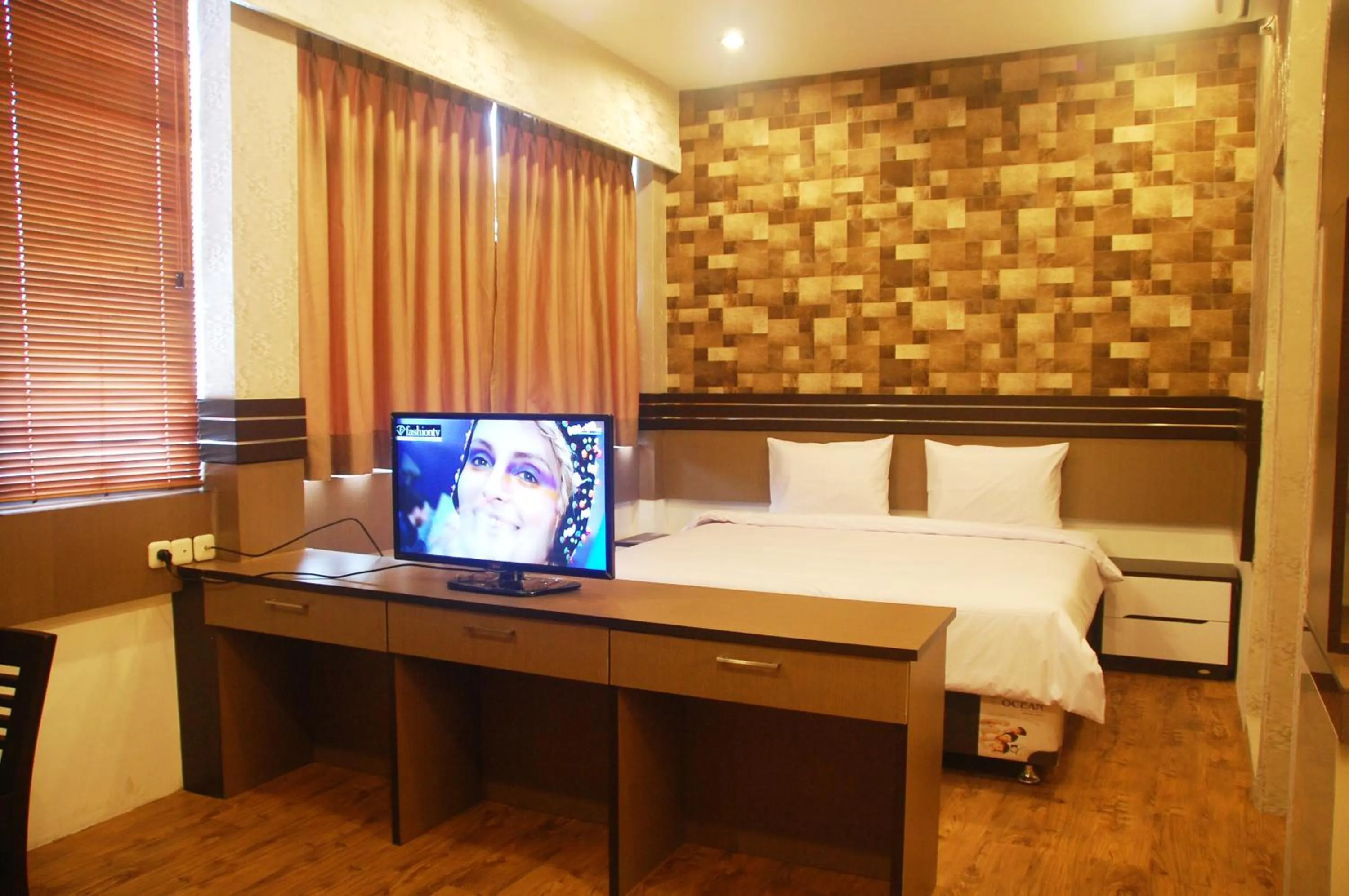 Photo of the whole room, Bed in Gandhi Inn