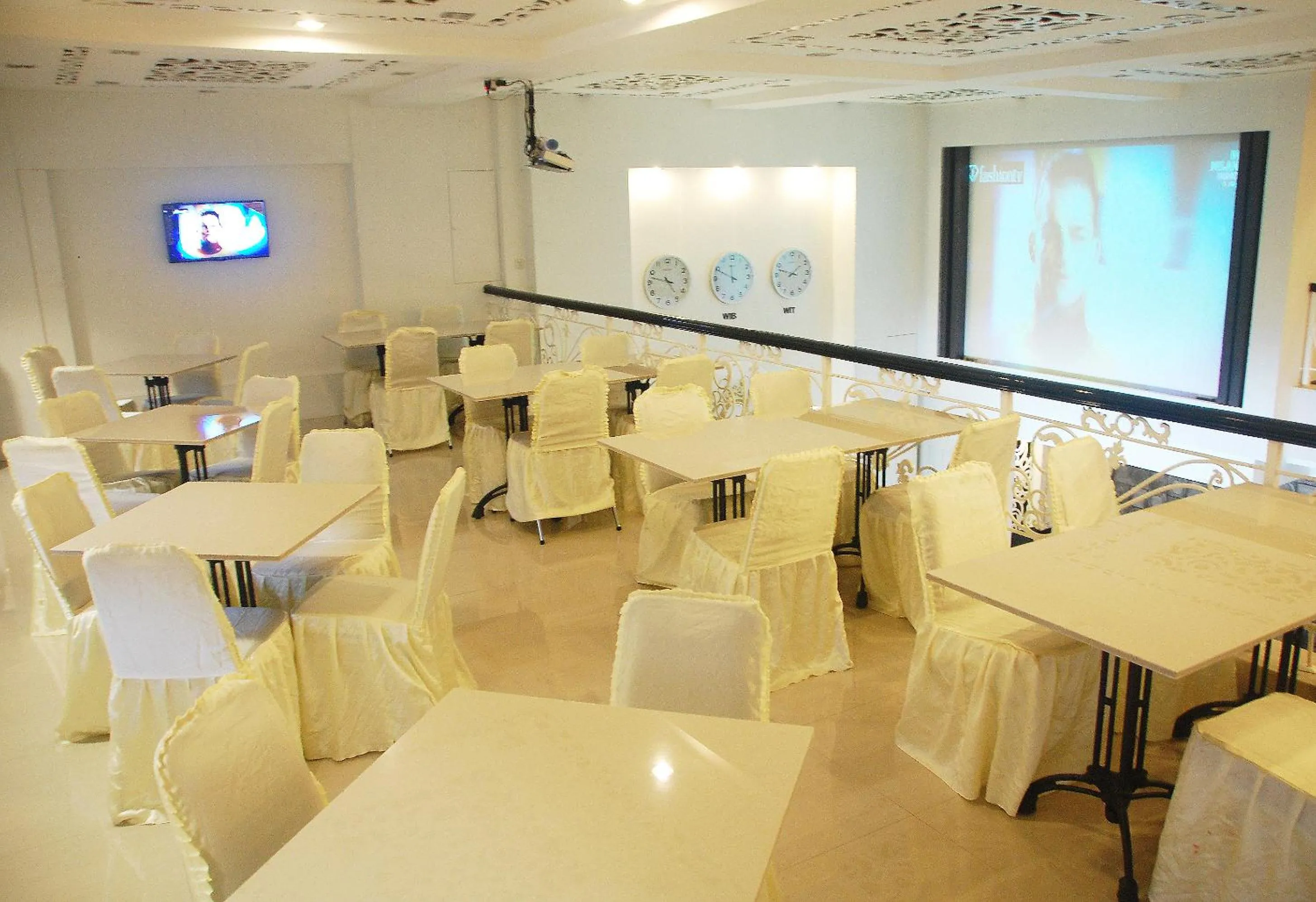 Restaurant/places to eat in Gandhi Inn