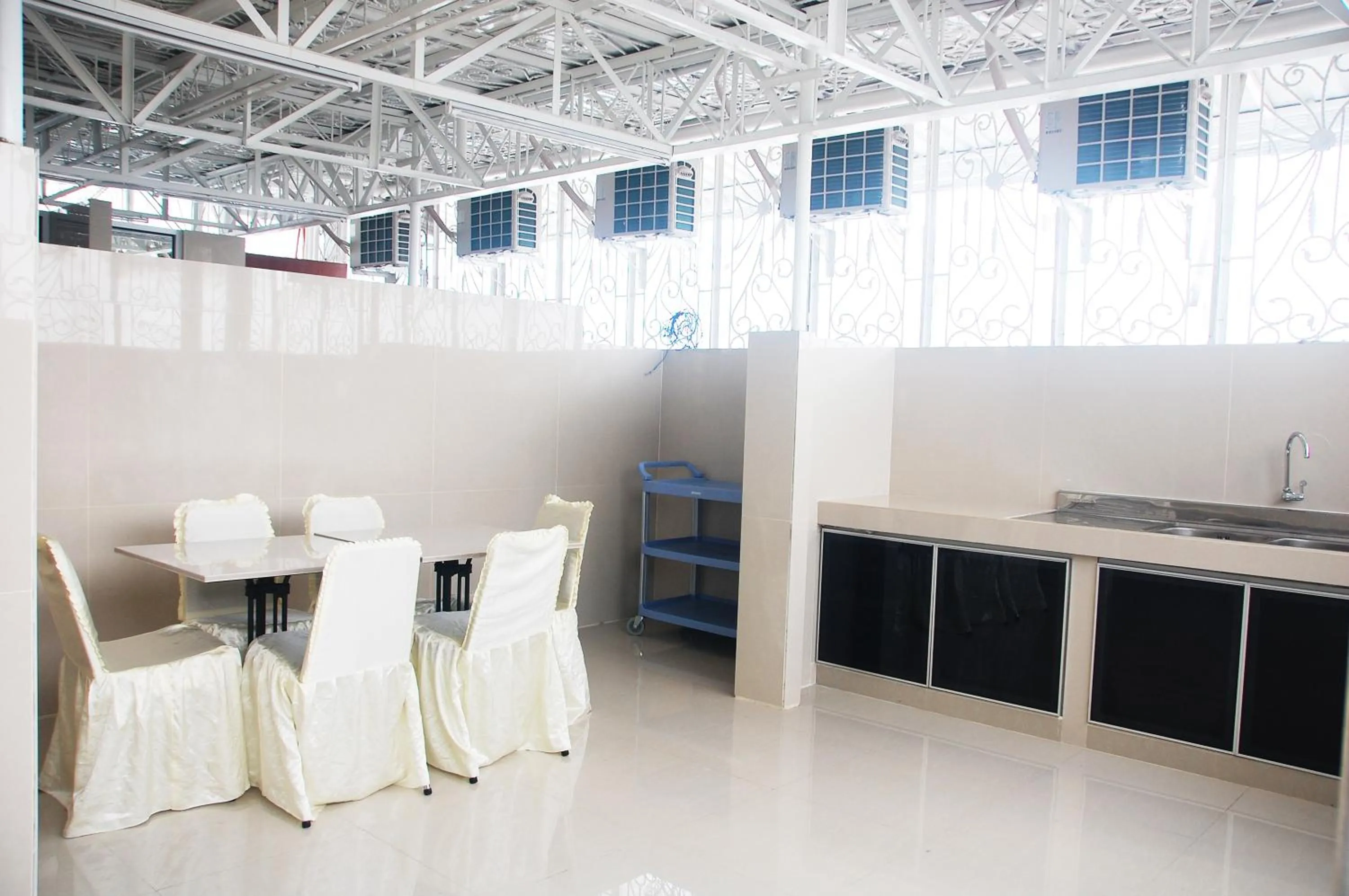 Kitchen or kitchenette in Gandhi Inn