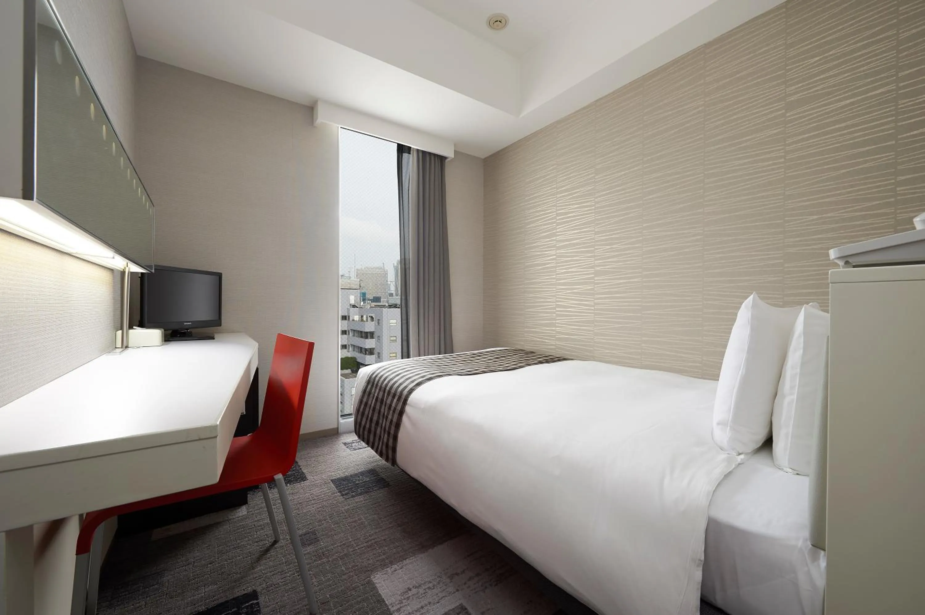 Photo of the whole room, Bed in Sotetsu Fresa Inn Shimbashi-Karasumoriguchi