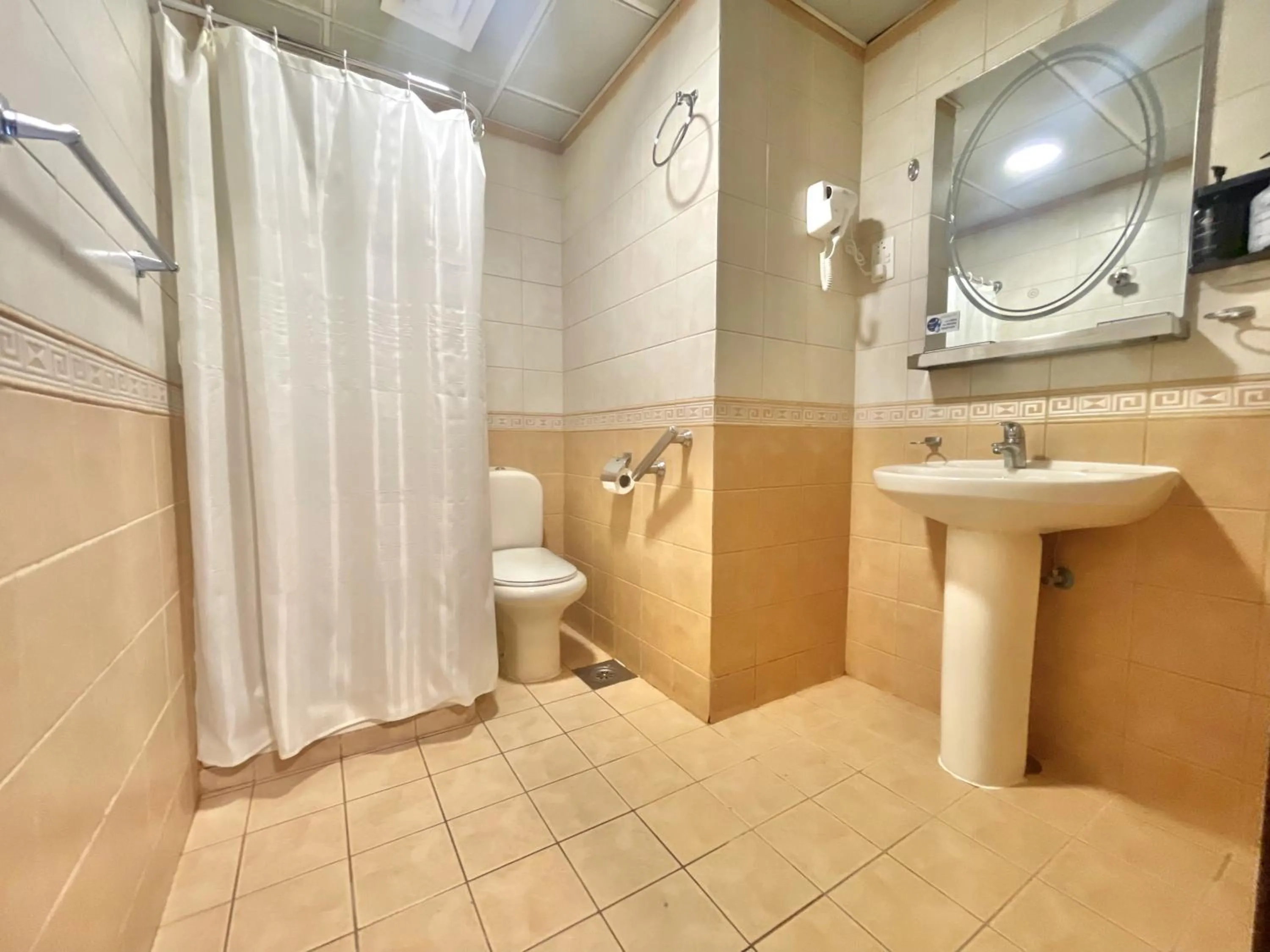 Toilet in Al Mukhtara Almasi Hotel