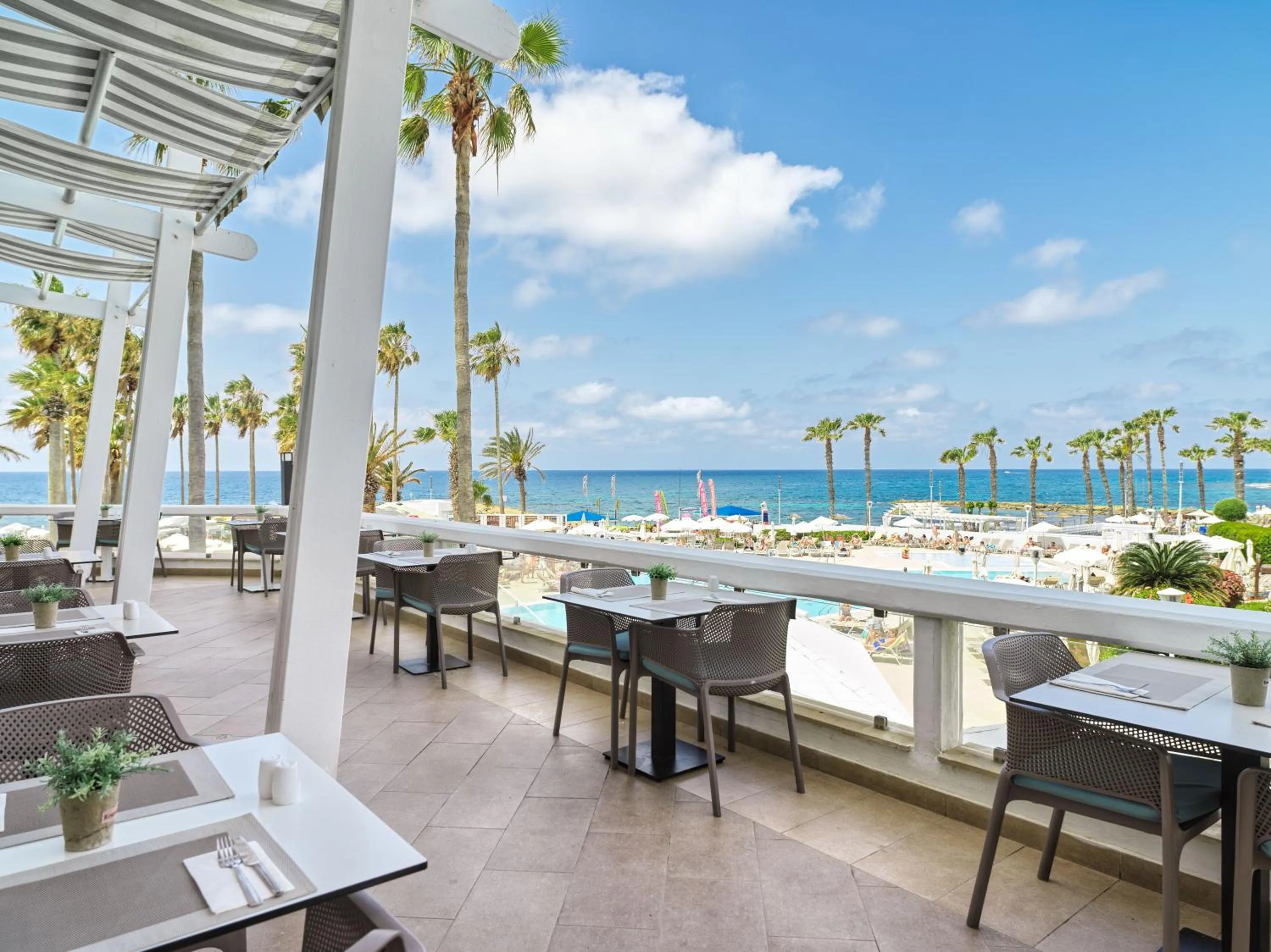 Restaurant/places to eat in Leonardo Plaza Cypria Maris Beach Hotel & Spa