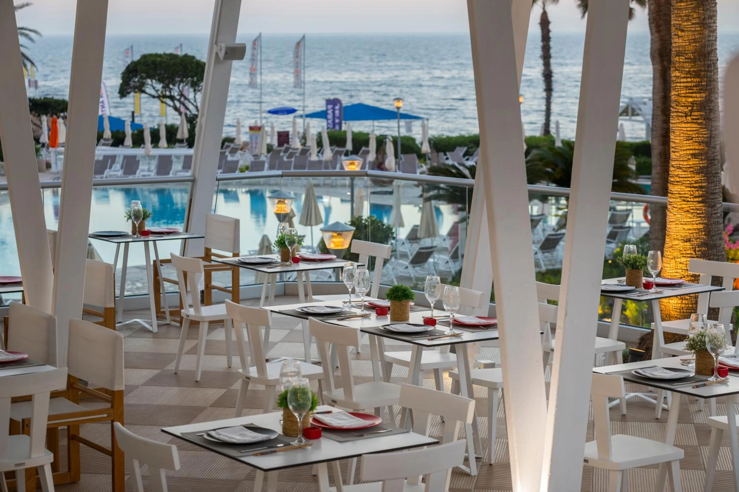 Restaurant/places to eat in Leonardo Plaza Cypria Maris Beach Hotel & Spa