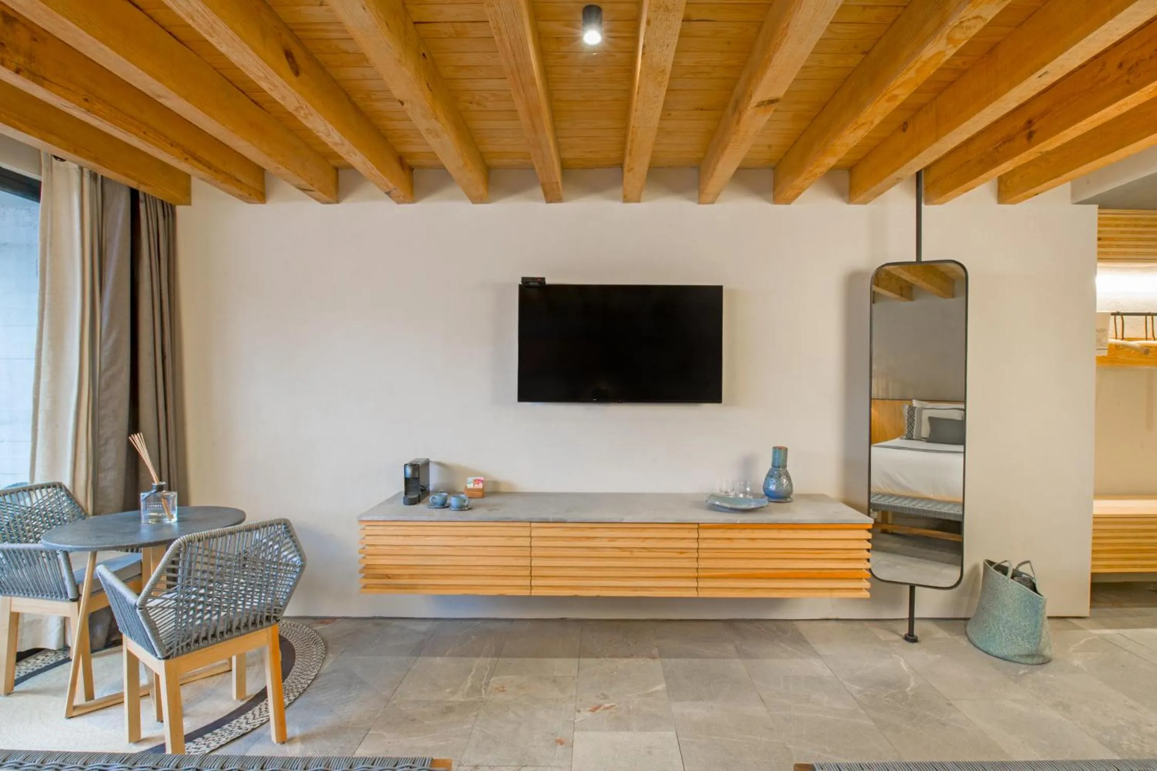 TV and multimedia in El Lugar del que te hable Hotel Boutique