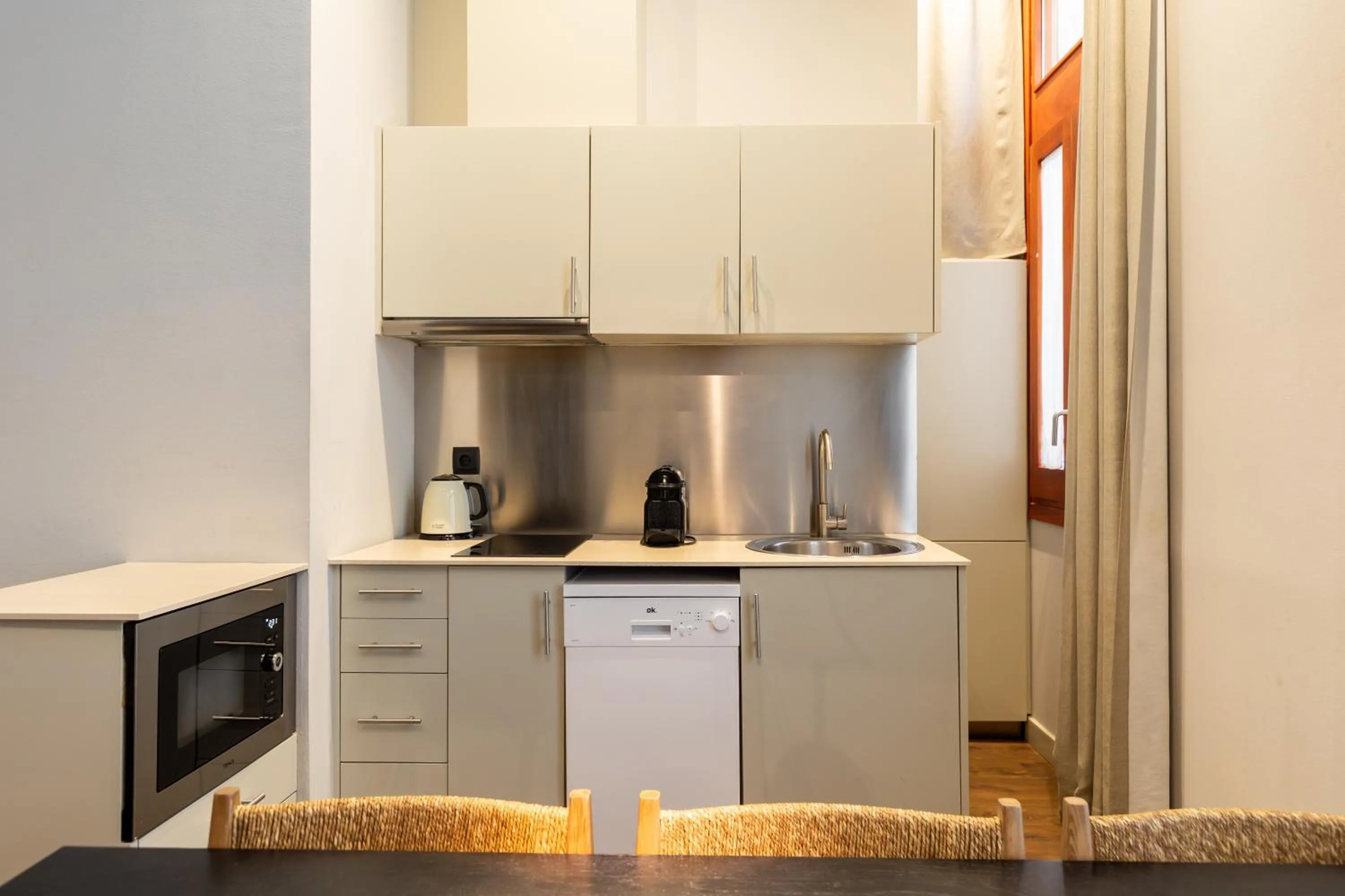 Kitchen or kitchenette in Uma Suites Barceloneta Beach