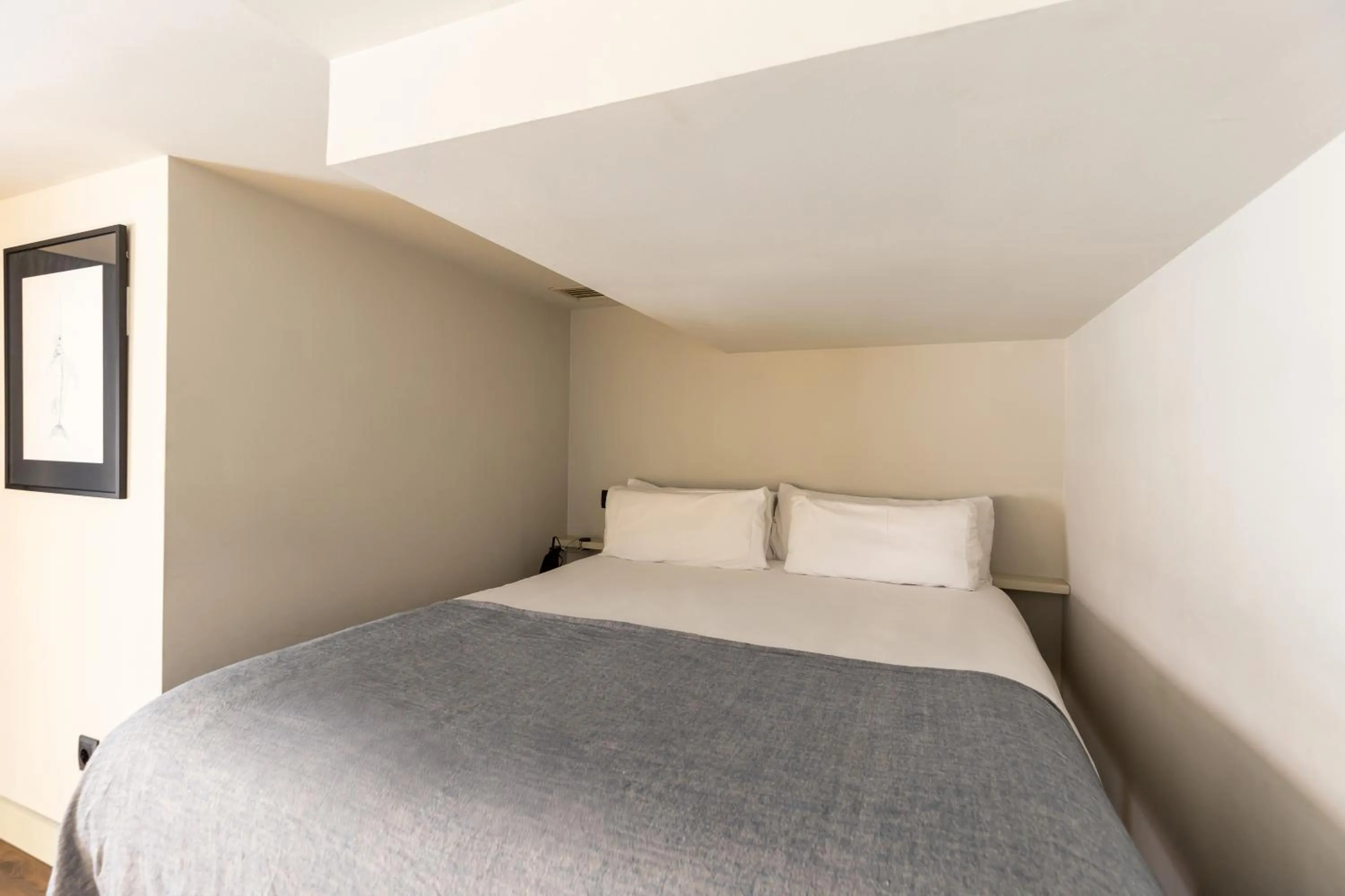 Bed in Uma Suites Barceloneta Beach