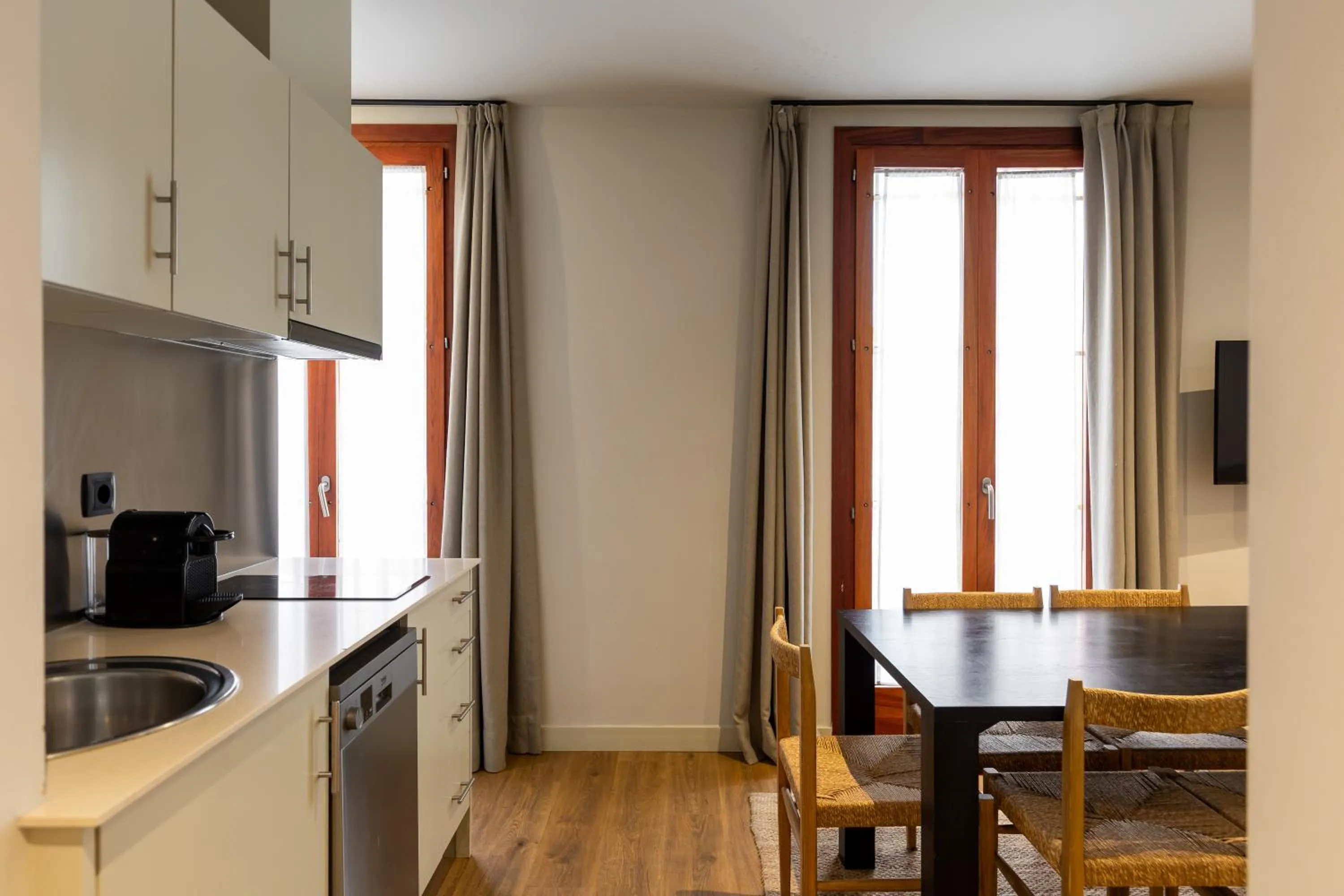 Kitchen or kitchenette in Uma Suites Barceloneta Beach