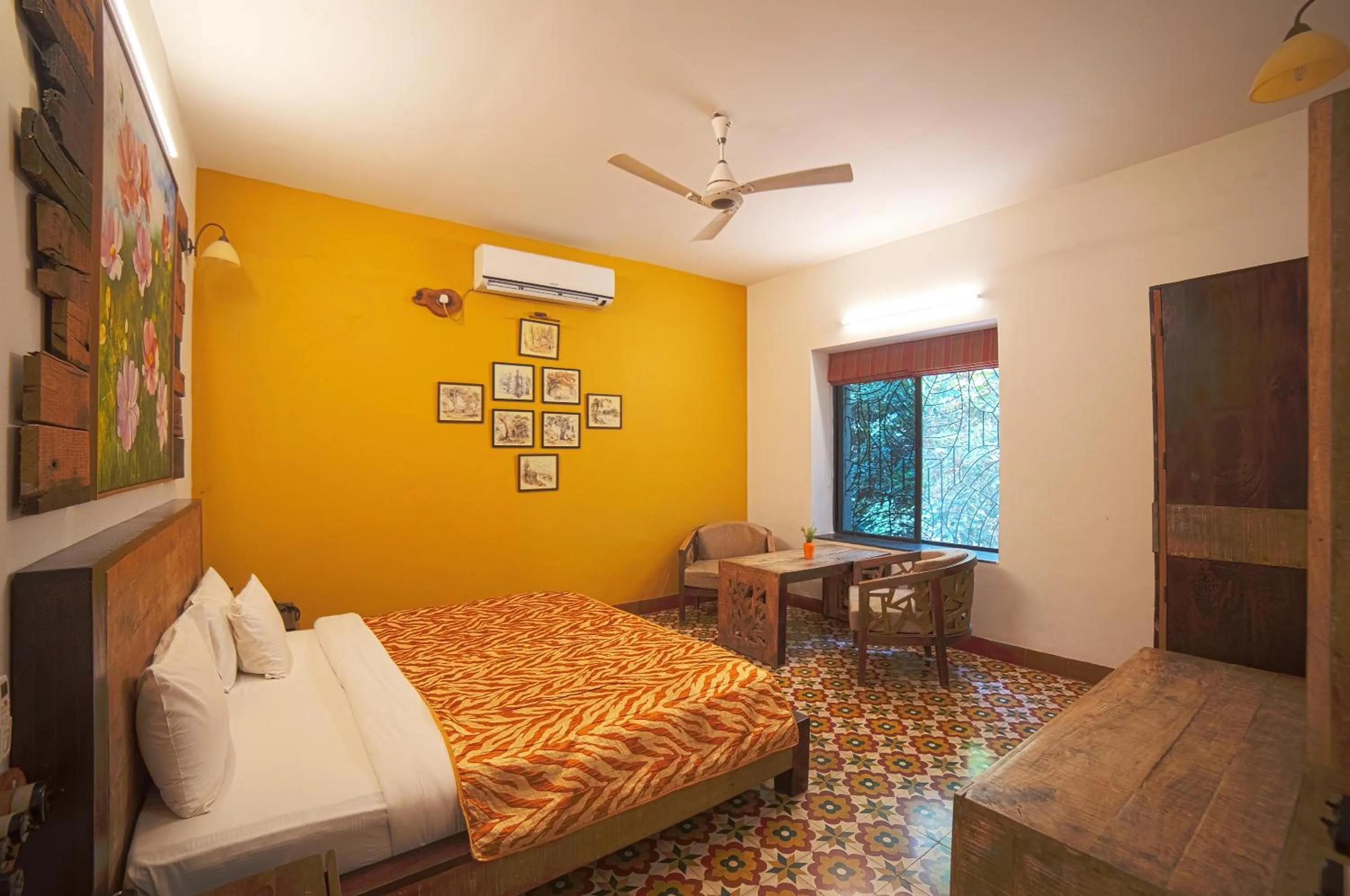 Photo of the whole room, Bed in Tathastu Pench
