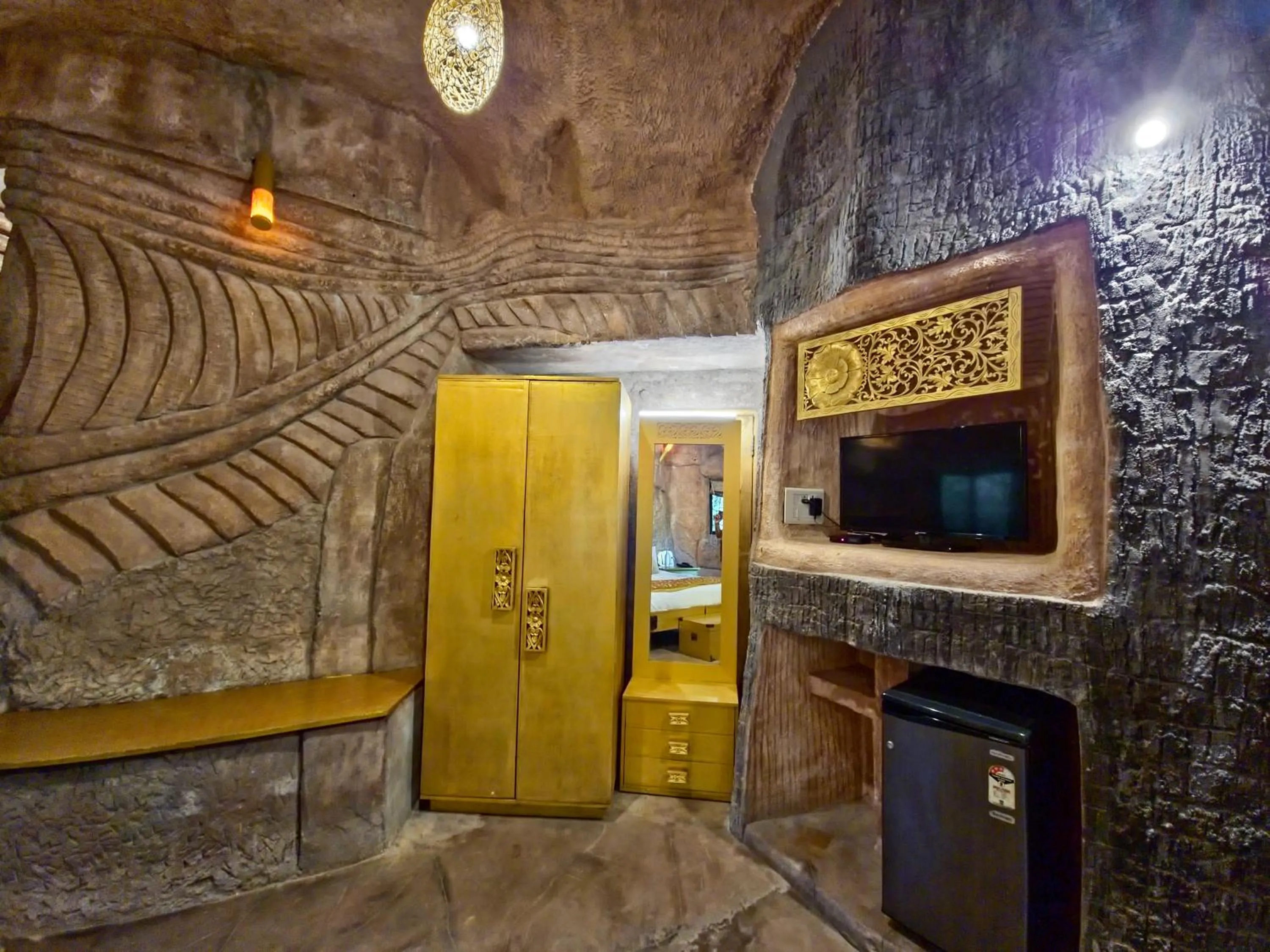 TV and multimedia in Tathastu Pench