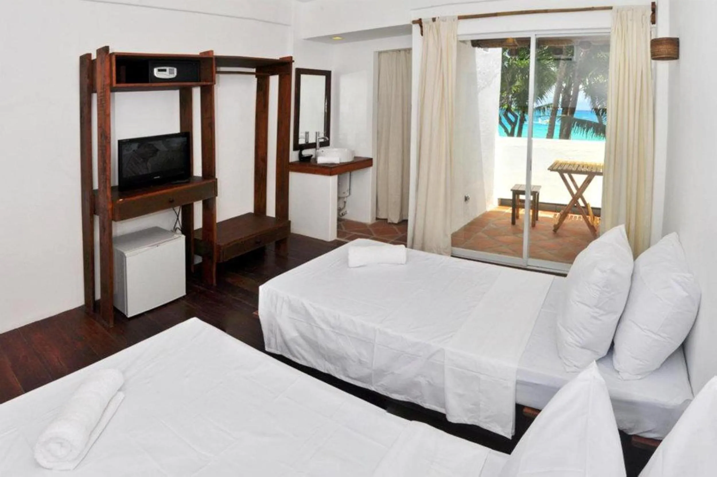 Photo of the whole room, Bed in Boracay Coco Huts
