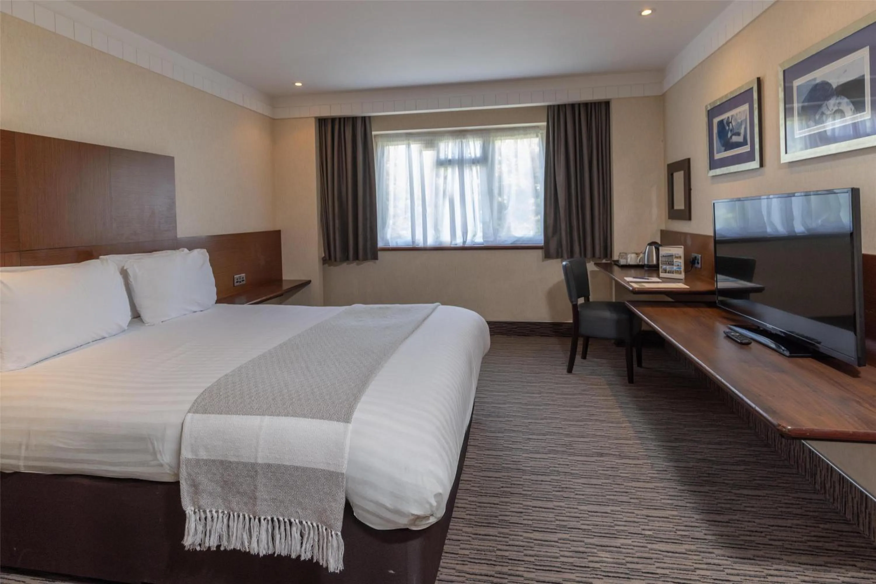 Photo of the whole room, Bed in Thatchers, Leatherhead East Horsley