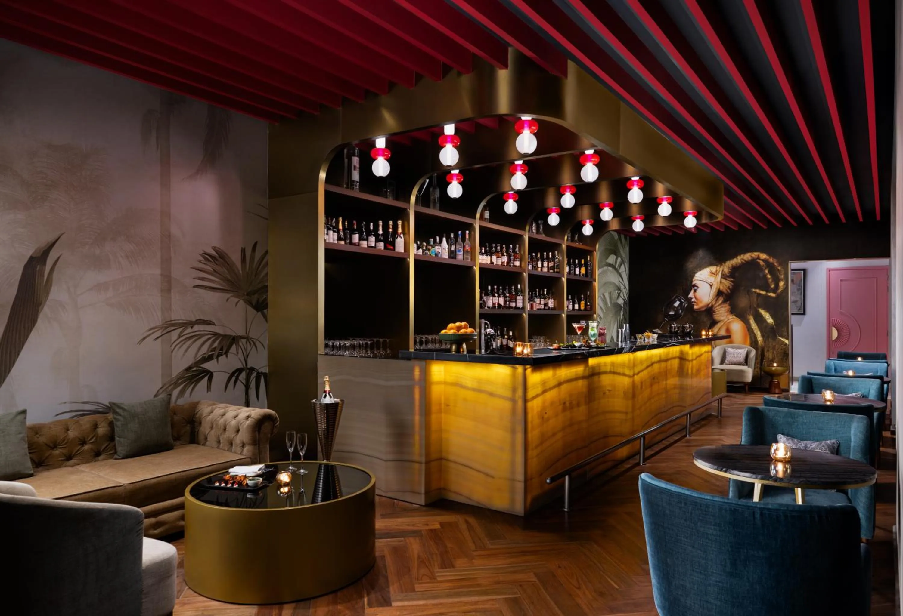 Lounge or bar in Taj Damdama Lake Resort & Spa, Gurugram