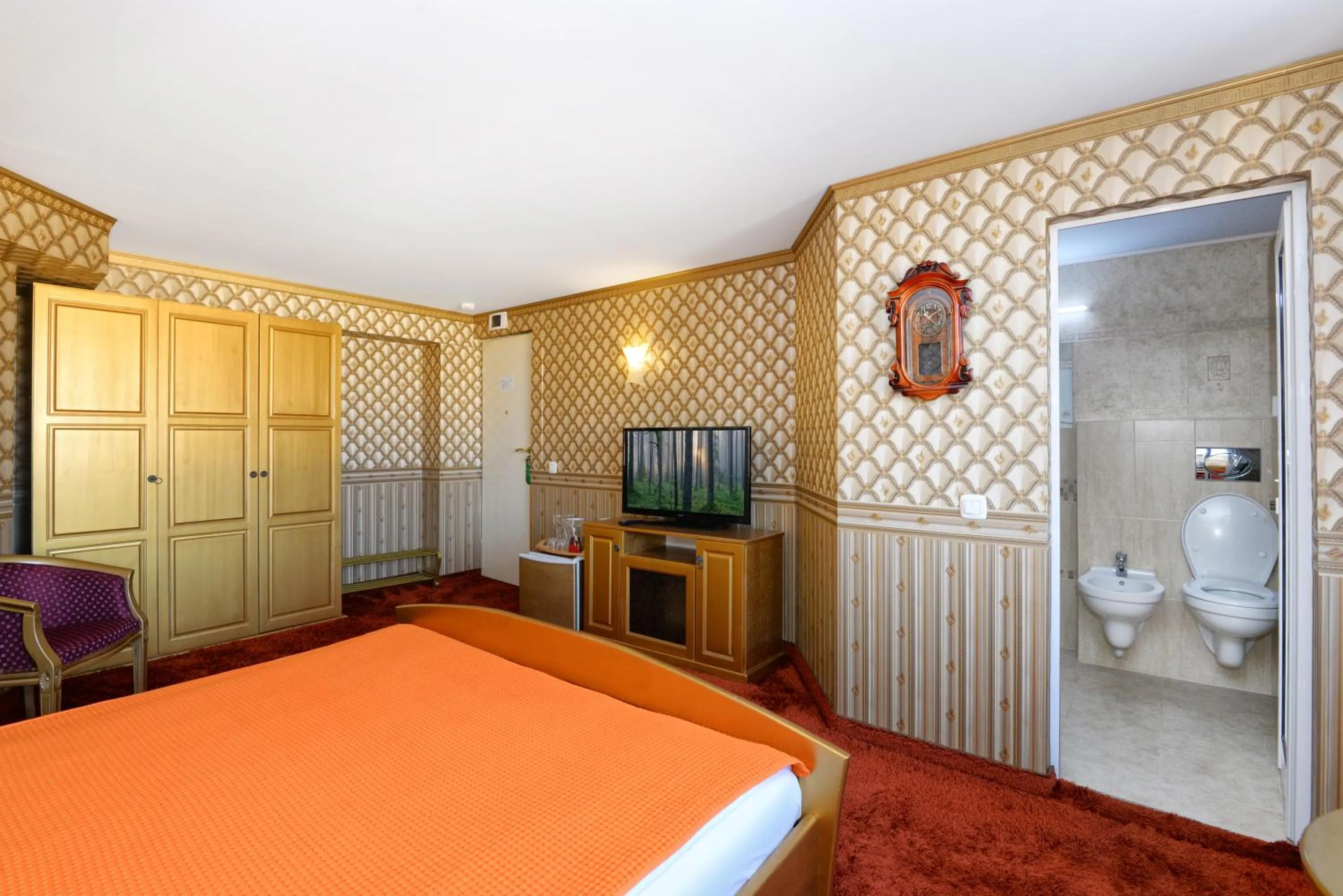 Bedroom, Bed in Hotel Boyana - Free Parking