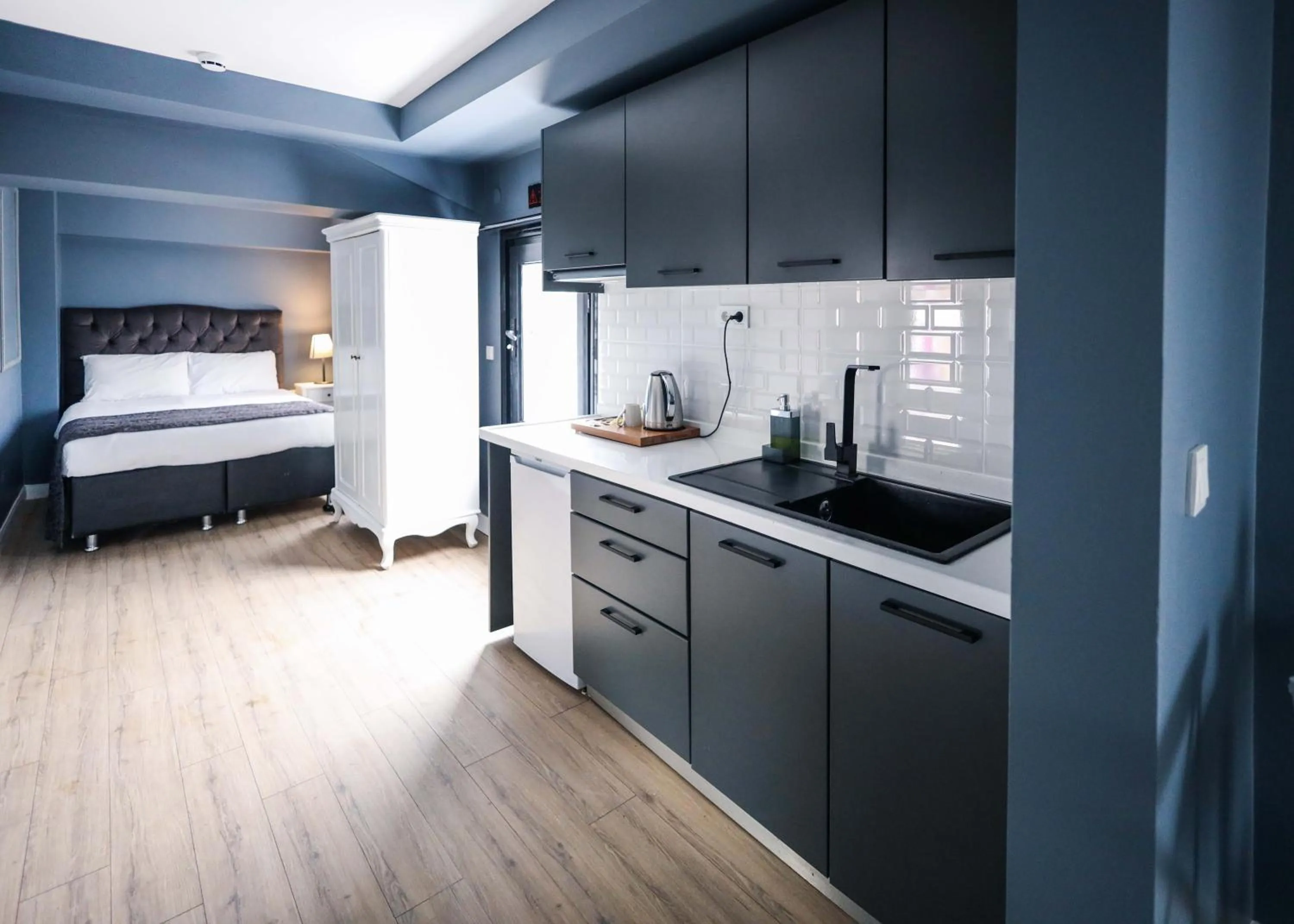 Kitchen or kitchenette, Bed in Selvese Suites, Serviced Living in Galata