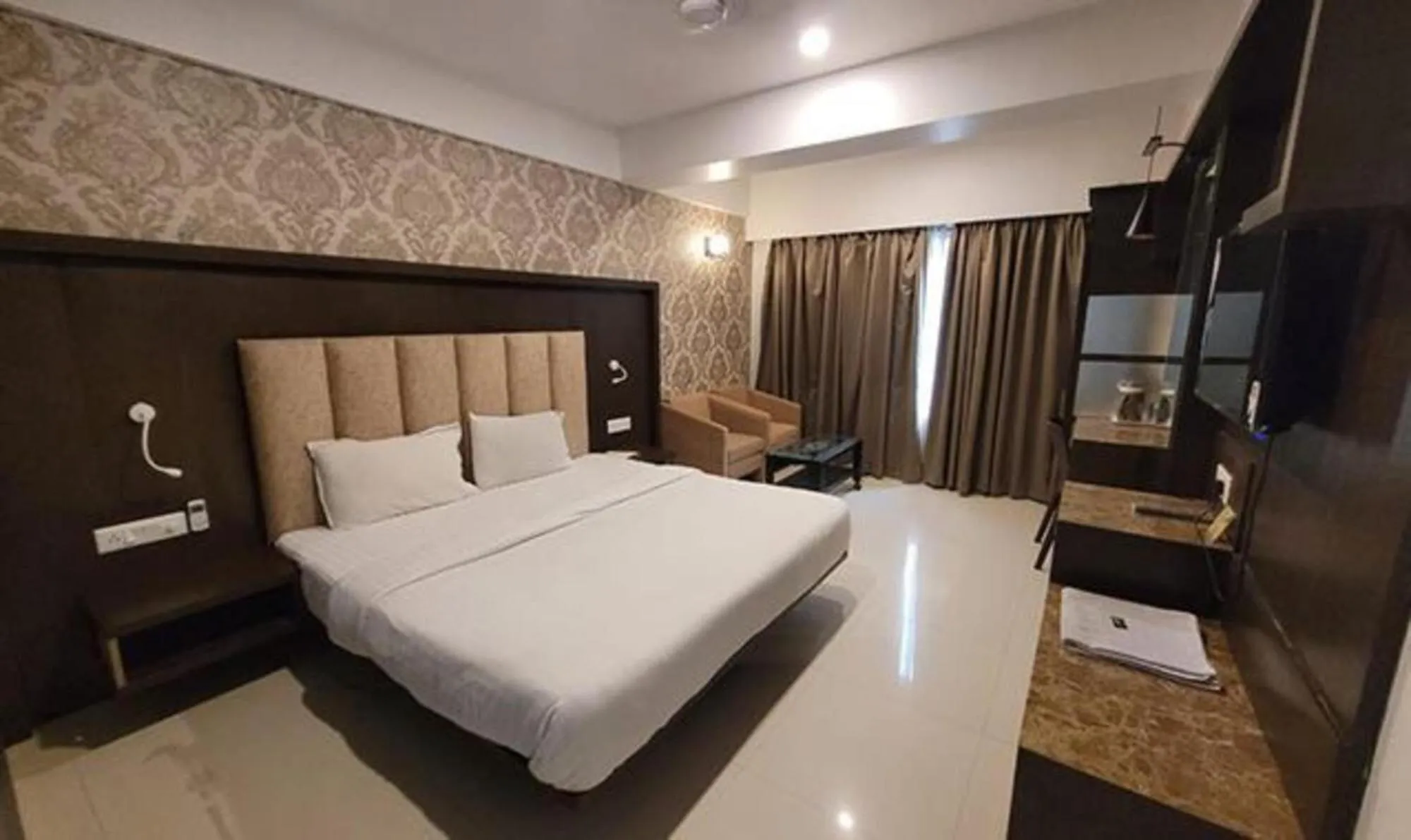 Bed in FabHotel Prime Sapphire Regency