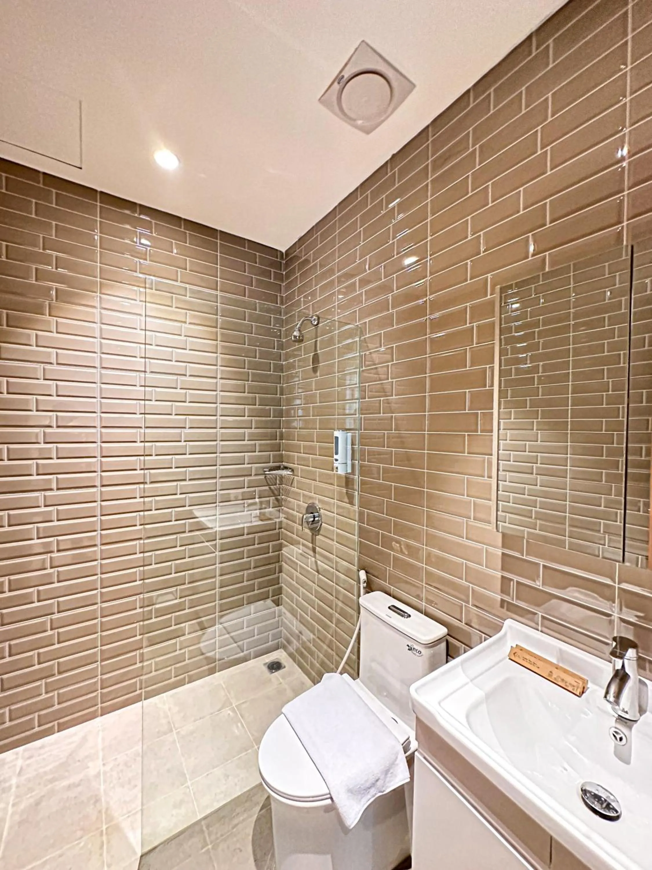 Bathroom in Lugano Arte Homestay