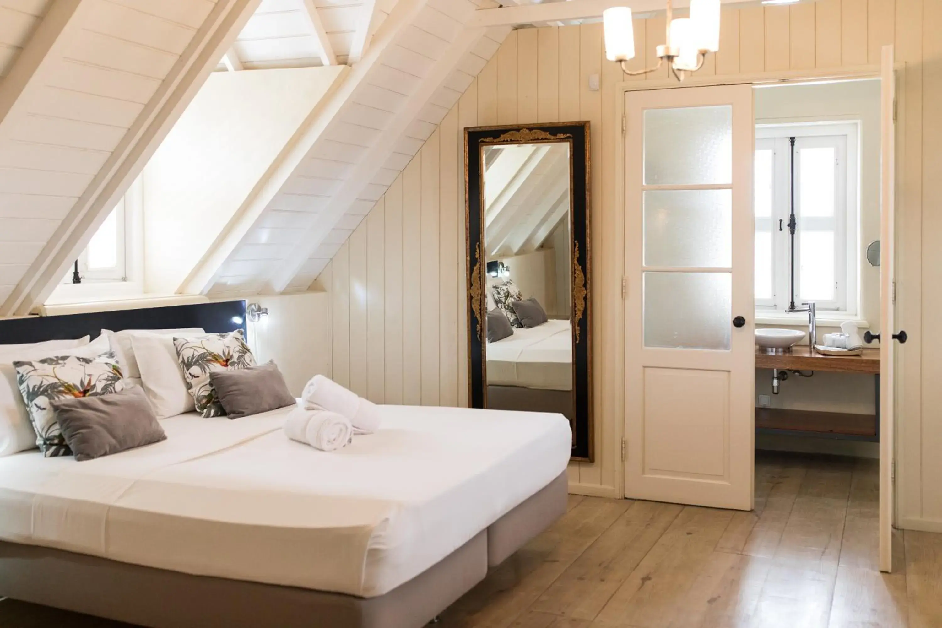 Superior Queen Room in Landhuis Klein Santa Martha Boutique Hotel Restaurant. Superior Queen Room in Landhuis Klein Santa Martha Boutique Hotel Restaurant.