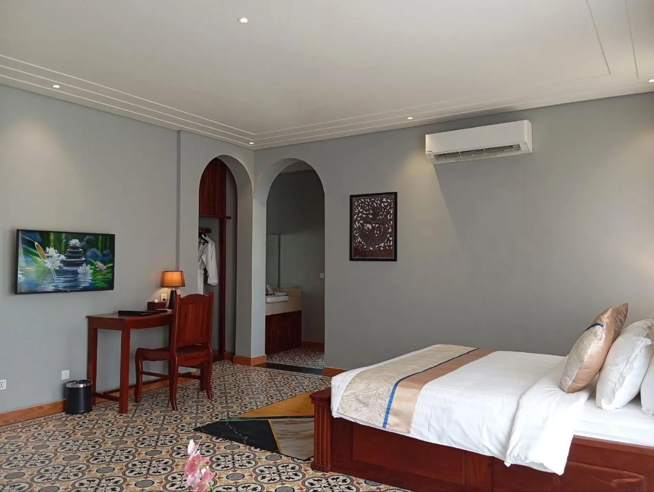 TV and multimedia, Bed in Sokchea Kampot Hotel