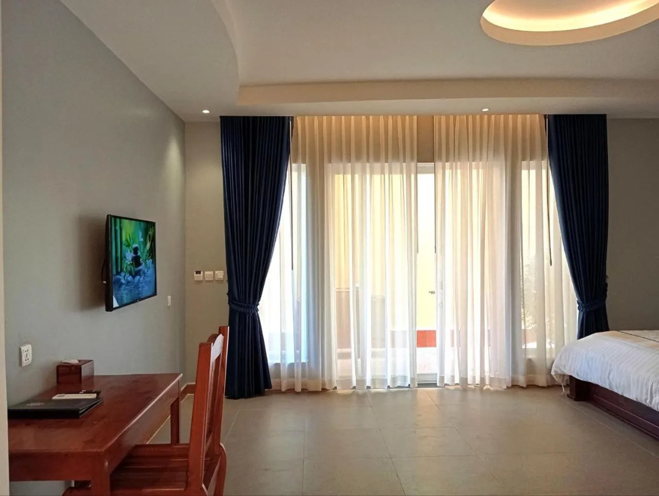 TV and multimedia, Bed in Sokchea Kampot Hotel