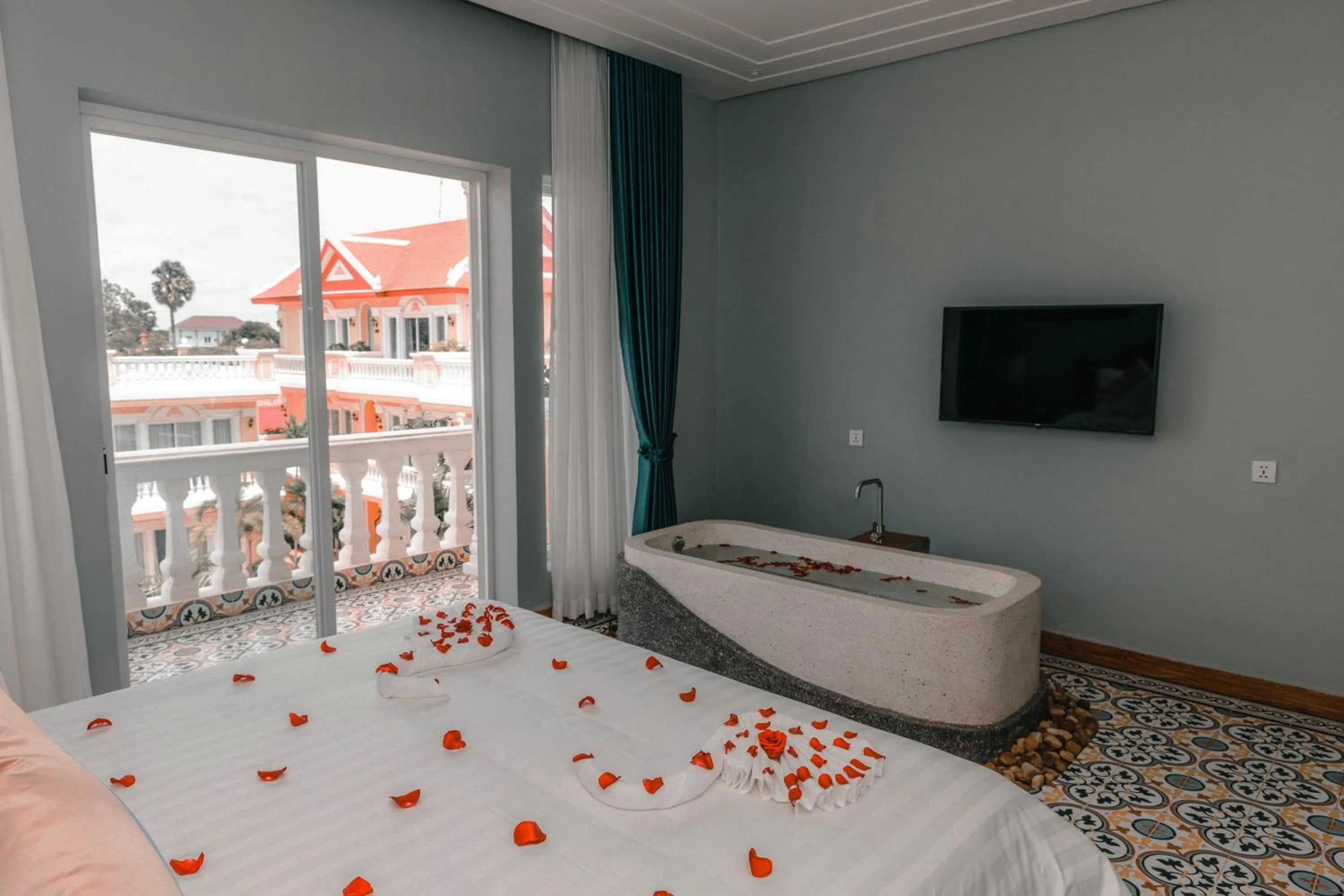 View (from property/room), Bed in Sokchea Kampot Hotel